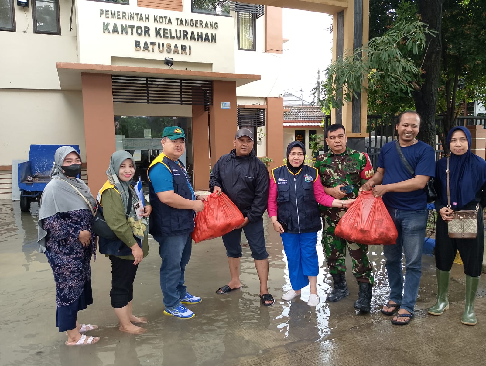 dinsos-kota-tangerang-salurkan-2-100-nasi-bungkus-hingga-bantuan-logistik-ke-lokasi-terdampak-banjir