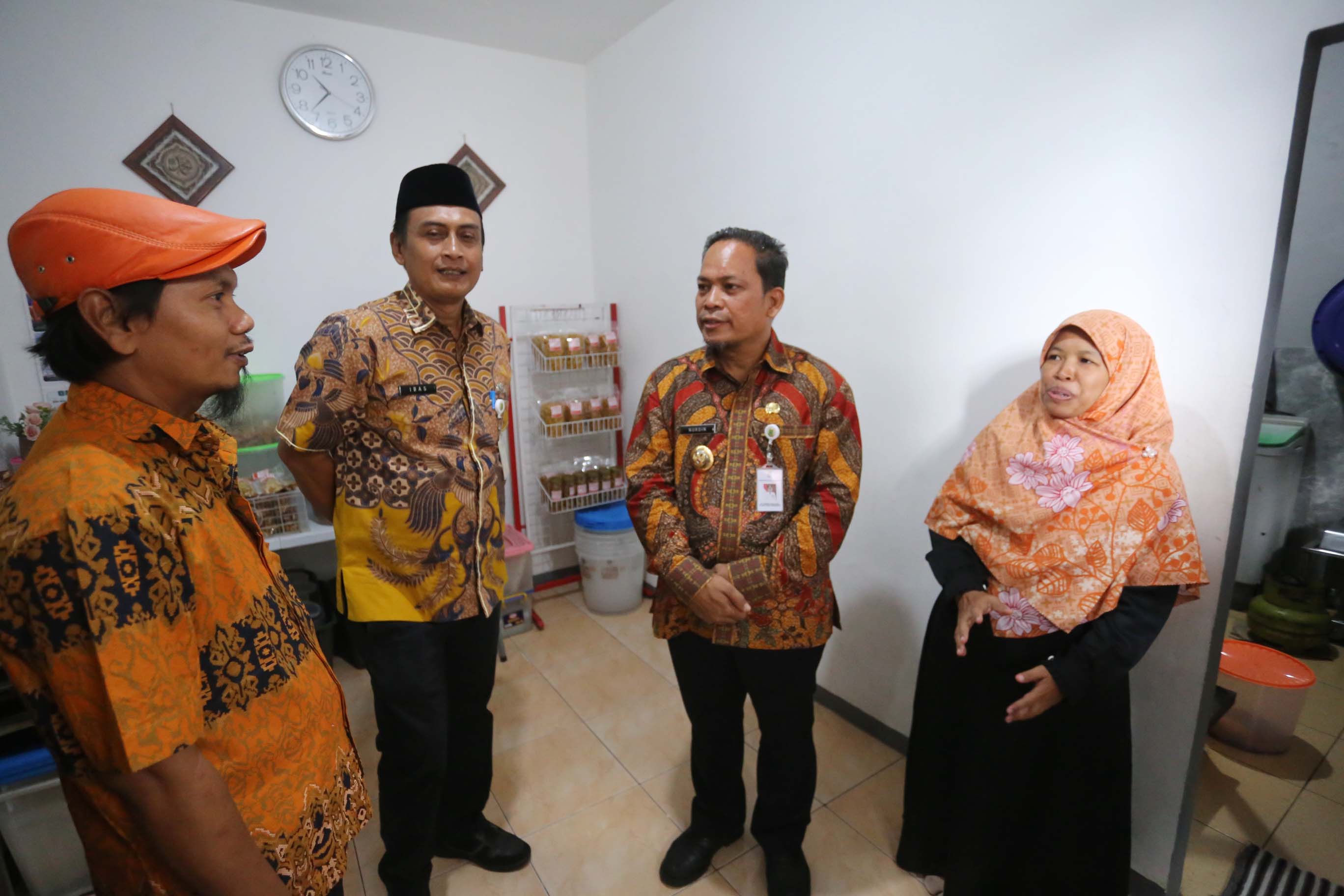 selain-resmikan-alun-alun-ciledug-dr-nurdin-juga-temui-keluarga-penerima-bantuan-modal-usaha-di-larangan