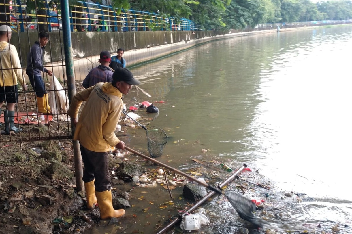 antisipasi-banjir-susulan-pemkot-tangerang-tingkatkan-pengerukan-sampah-di-saluran-air