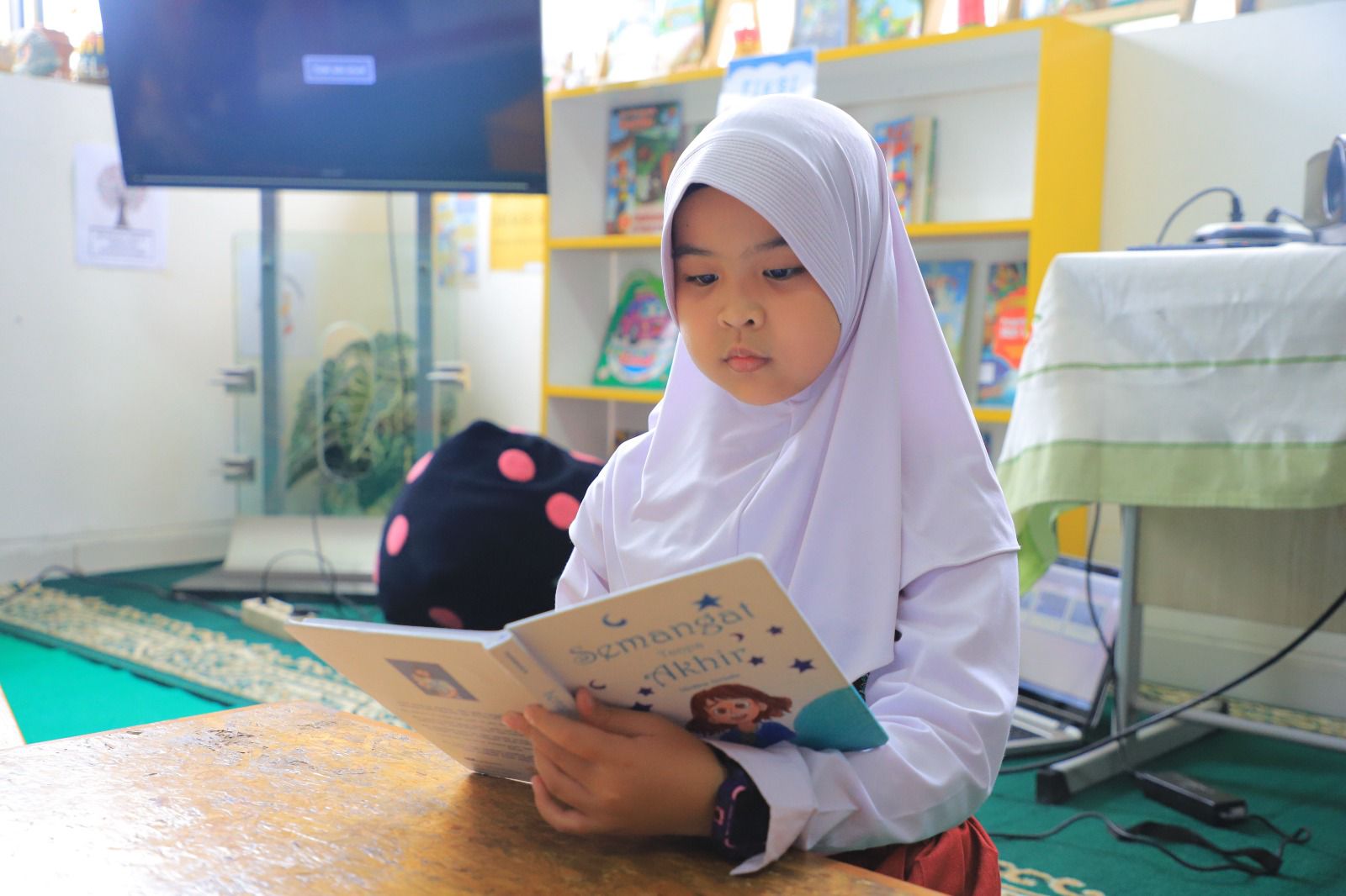 medina-atrinda-siswi-kelas-2-sdn-sukasari-4-kota-tangerang-tulis-karya-buku-sendiri