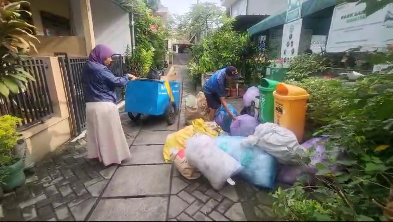 terbaik-di-kota-tangerang-bank-sampah-kampung-darling-ubah-sampah-jadi-rupiah