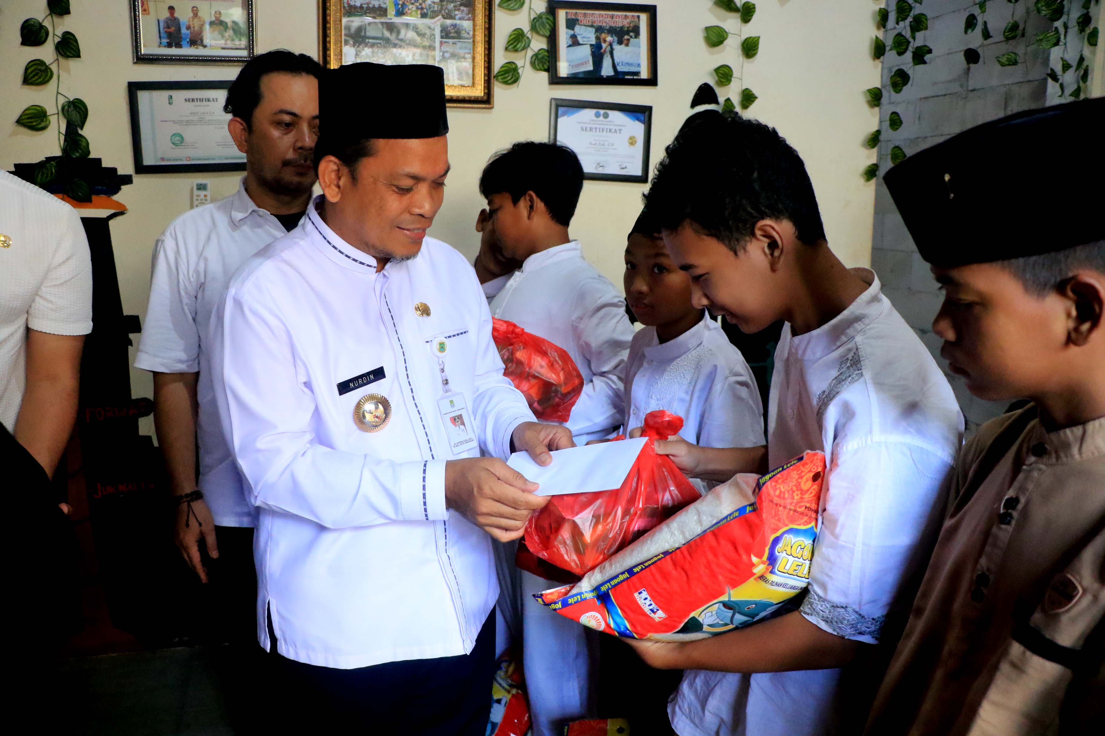 sambut-hpn-dr-nurdin-bersama-insan-pers-melaksanakan-jumat-berbagi-kepada-yatim-piatu