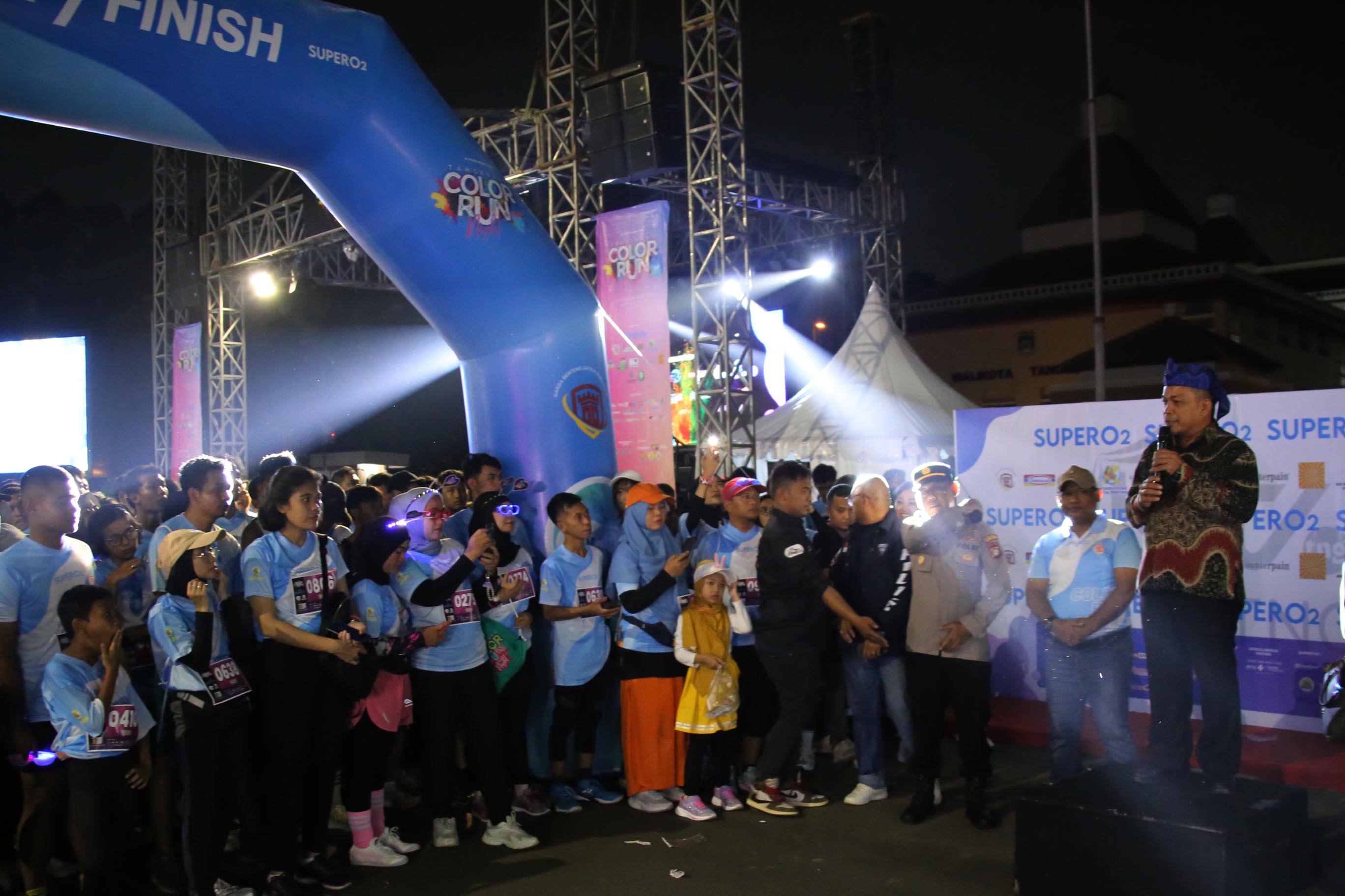 perdana-digelar-ribuan-pelari-padati-tangerang-color-run-night-2025