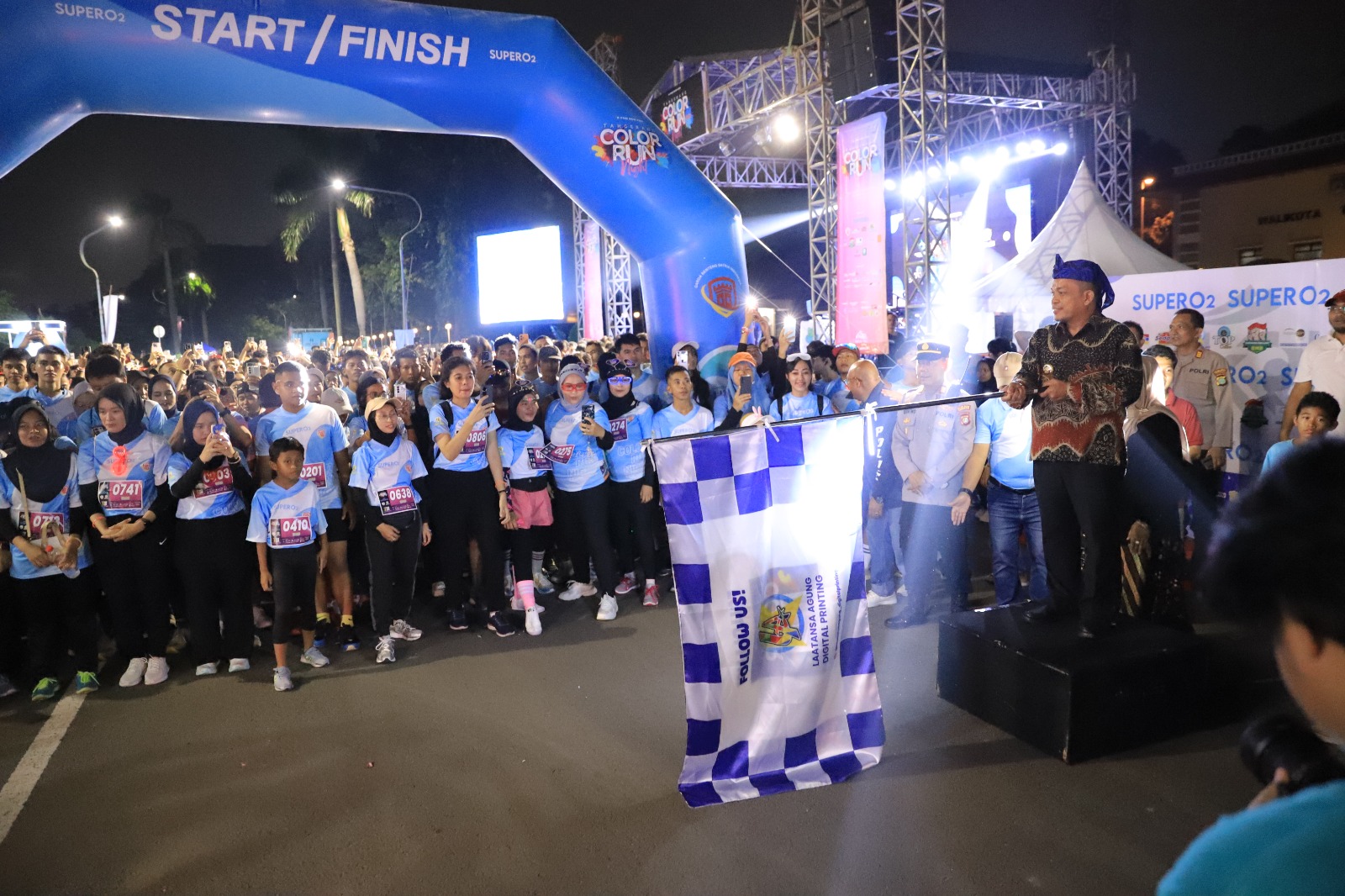 ribuan-peserta-meriahkan-tangerang-color-run-night-2025