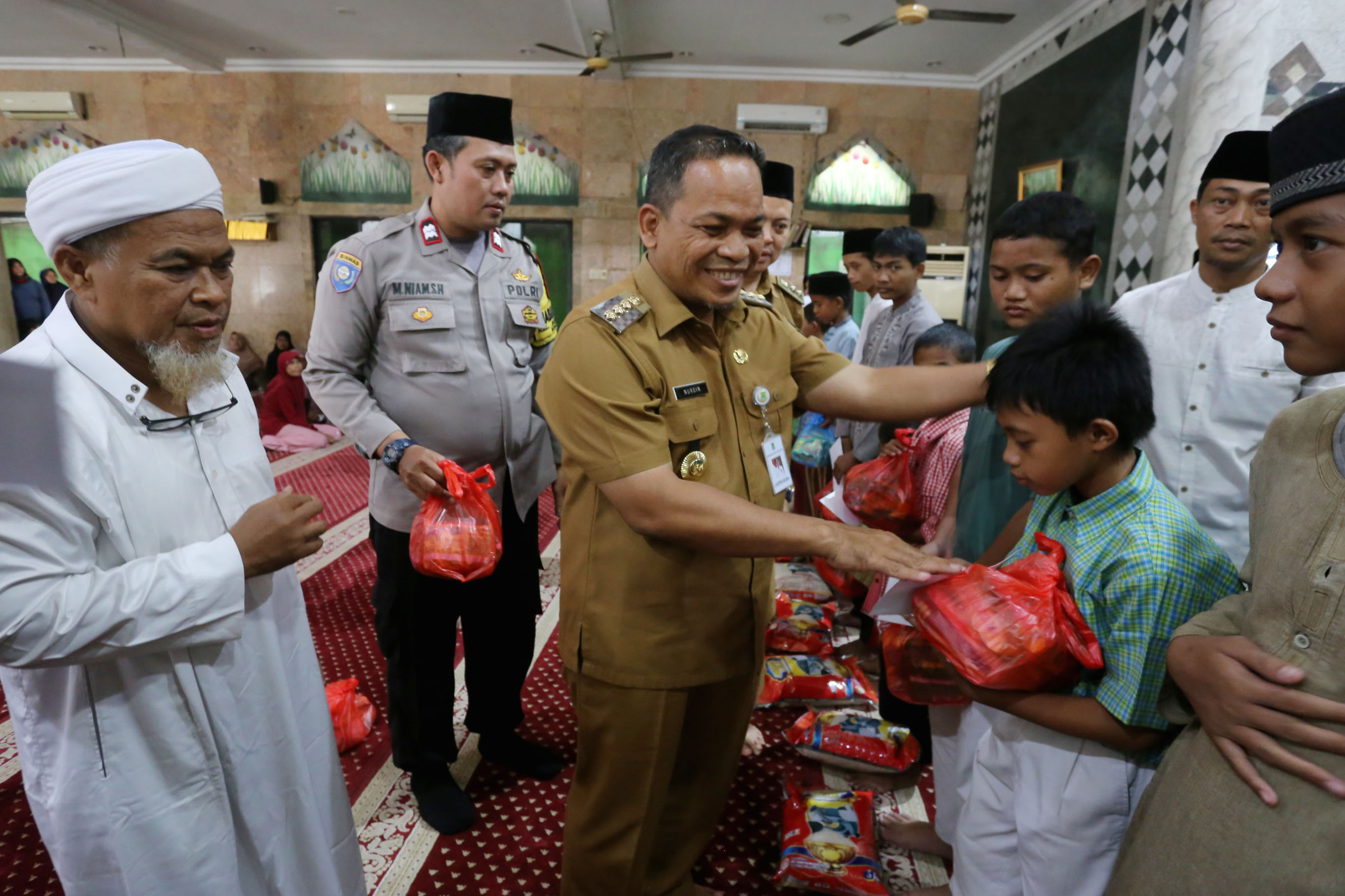 perkuat-kepedulian-dr-nurdin-santuni-anak-yatim-dan-ajak-warga-terus-bangun-kesadaran-sosial