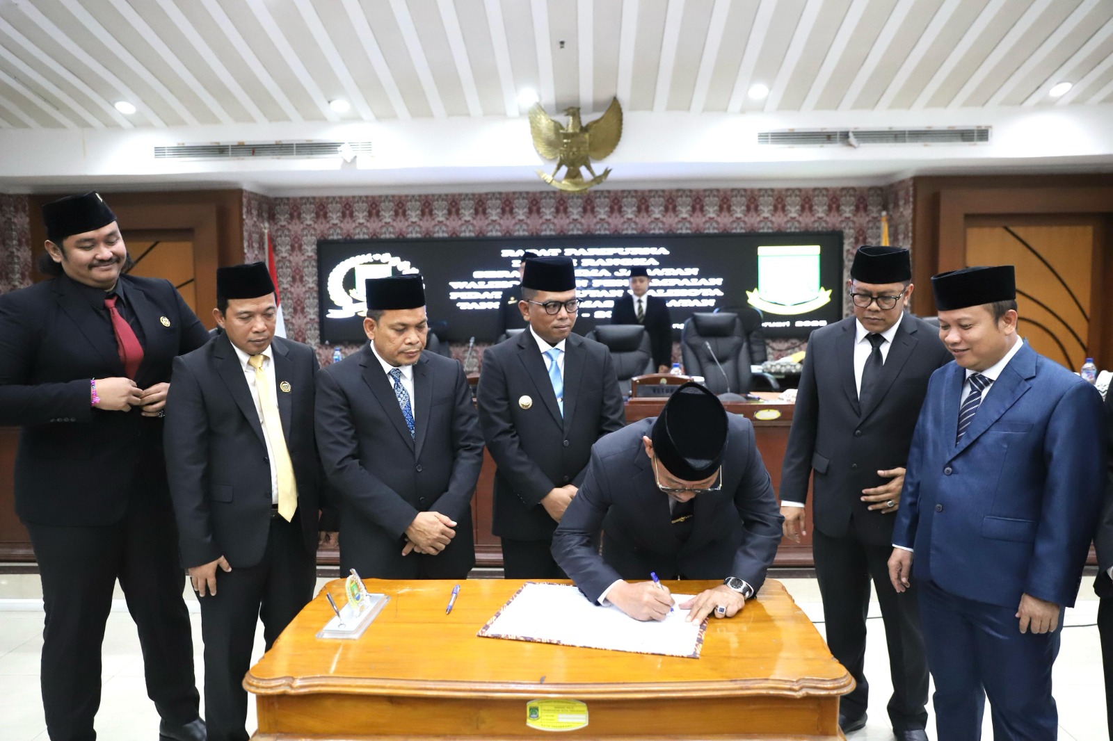 dprd-kota-tangerang-gelar-rapat-paripurna-serah-terima-jabatan-wali-kota-dan-wakil-wali-kota-periode-2025-2030