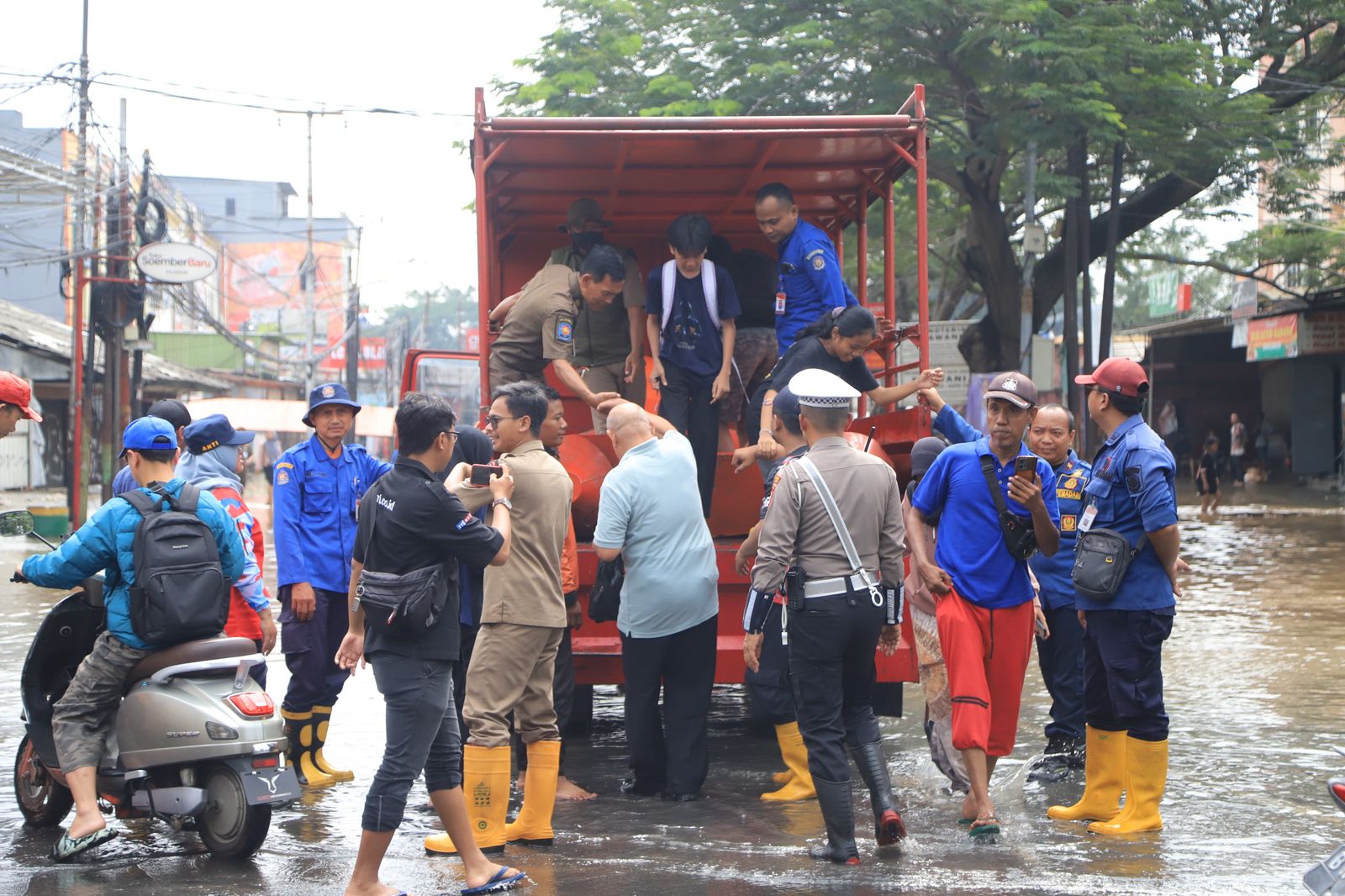 petugas-gabungan-pemkot-tangerang-sigap-tangani-banjir-kiriman-di-wilayah-ciledug-indah