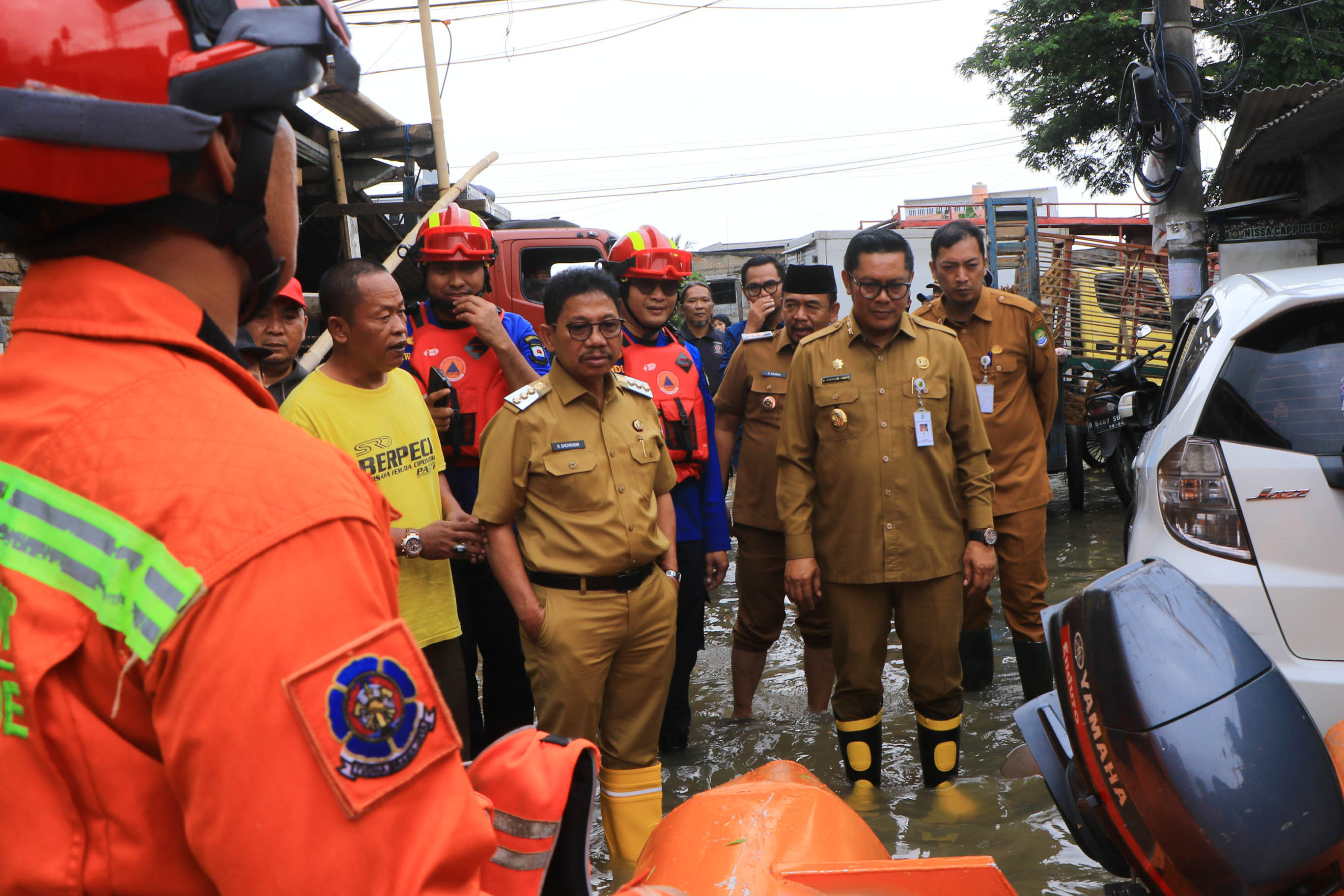 hujan-lebat-sebabkan-banjir-pemkot-salurkan-bantuan-obat-obatan-selimut-dan-makanan