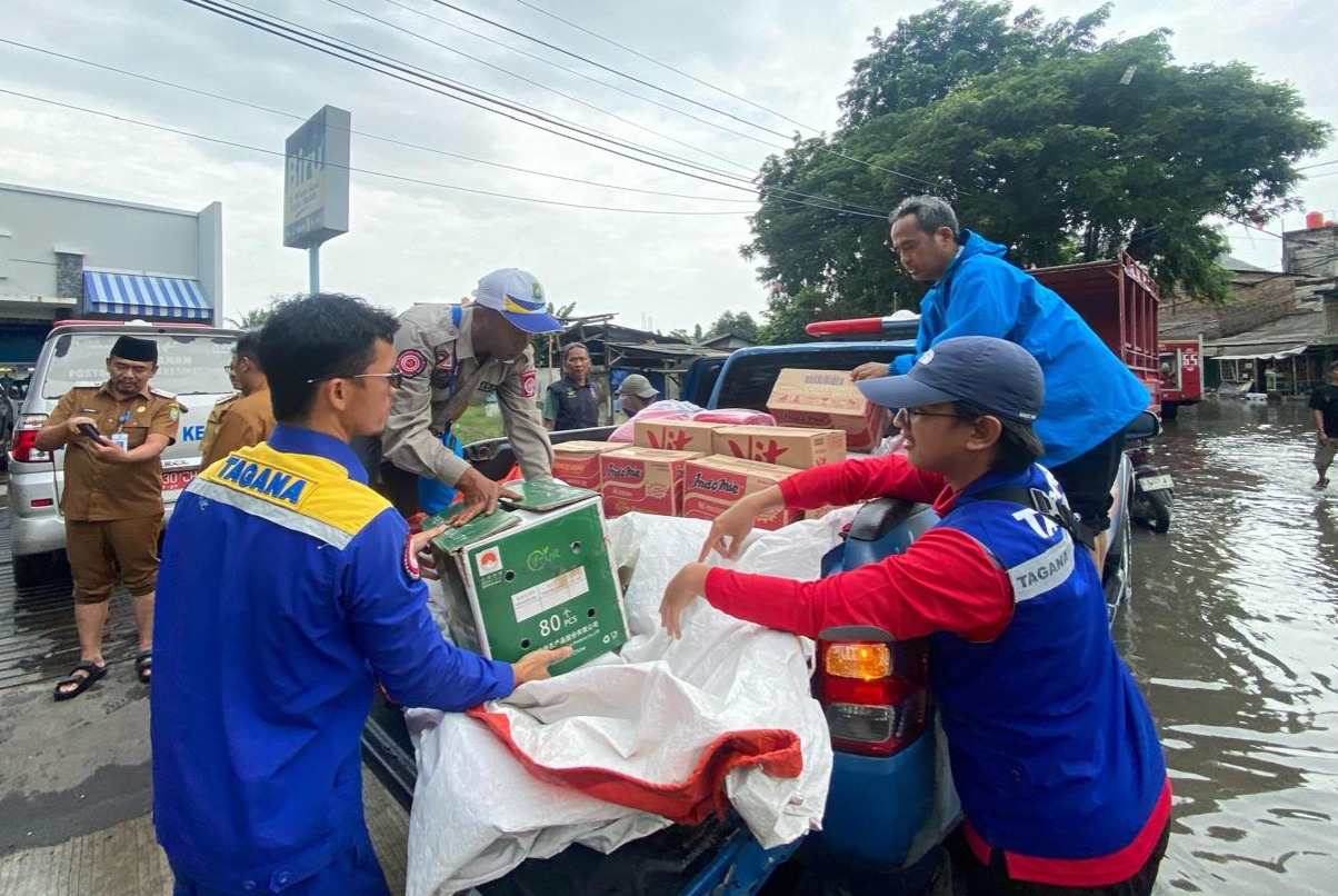 dinsos-kota-tangerang-salurkan-ribuan-nasi-bungkus-hingga-logistik-ke-warga-terdampak-banjir