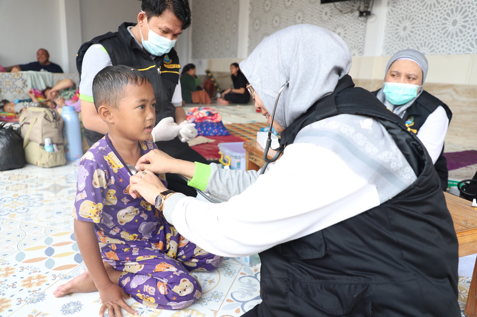 IMG-dinkes-kota-tangerang-pastikan-tidak-ada-keluhan-serius-di-lokasi-pengungsi-banjir-candulan