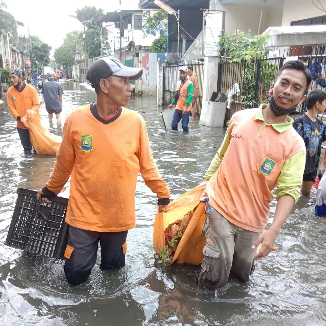 dlh-kota-tangerang-kerahkan-personel-bantu-bersihkan-rumah-warga-terdampak-banjir