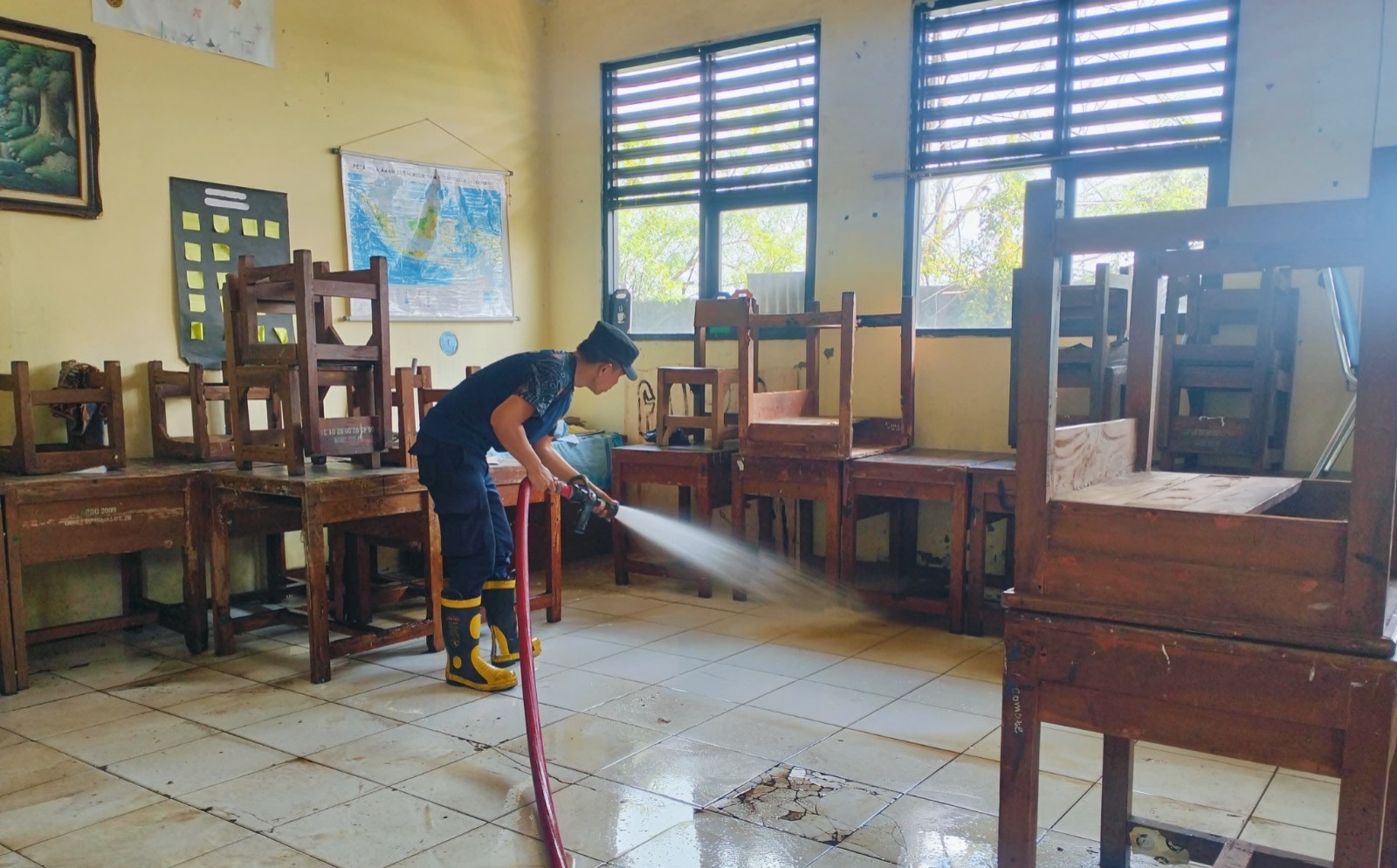 IMG-upt-damkar-ciledug-bantu-bersihkan-lumpur-sisa-banjir-di-smp-negeri-24-kota-tangerang