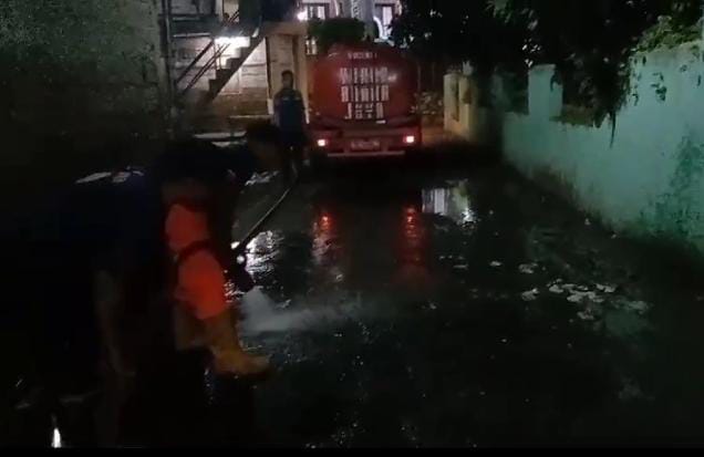 petugas-bpbd-kota-tangerang-masih-bersihkan-lumpur-sisa-banjir-hingga-malam-ini