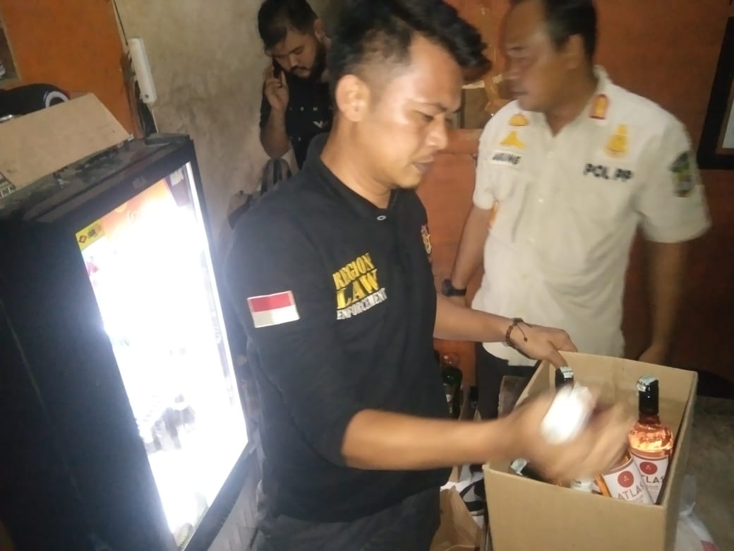 toko-plastik-edarkan-miras-tramtib-kecamatan-ciledug-sita-puluhan-botol