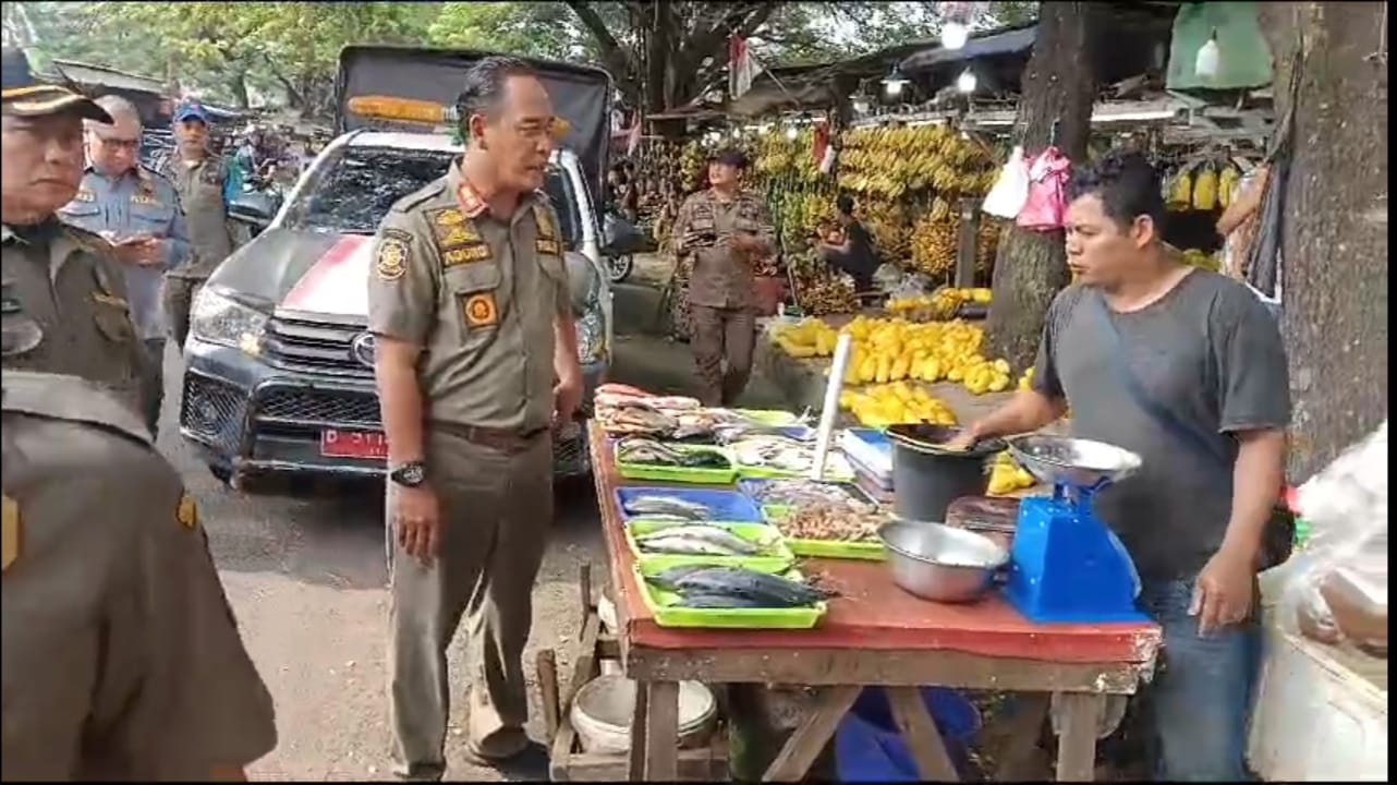 satpol-pp-kota-tangerang-tertibkan-lapak-pkl-pasar-lembang-ciledug-dengan-cara-persuasif