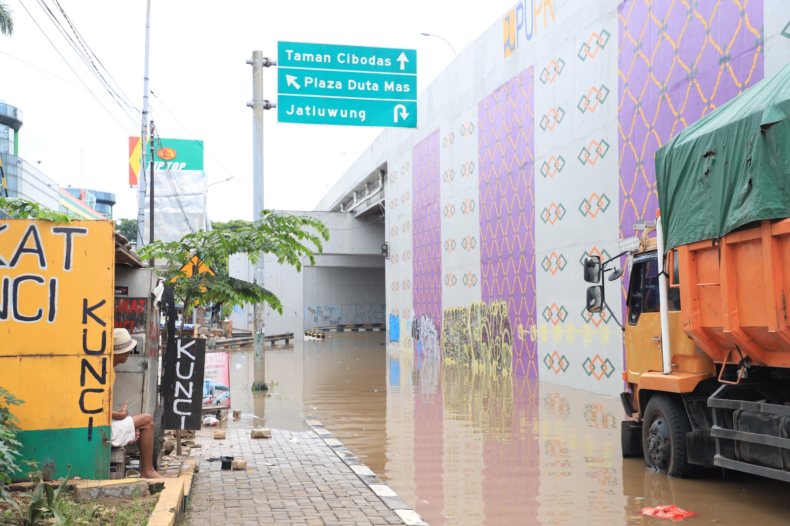 akses-kolong-flyover-taman-cibodas-kota-tangerang-ditutup-imbas-luapan-kali-sabi