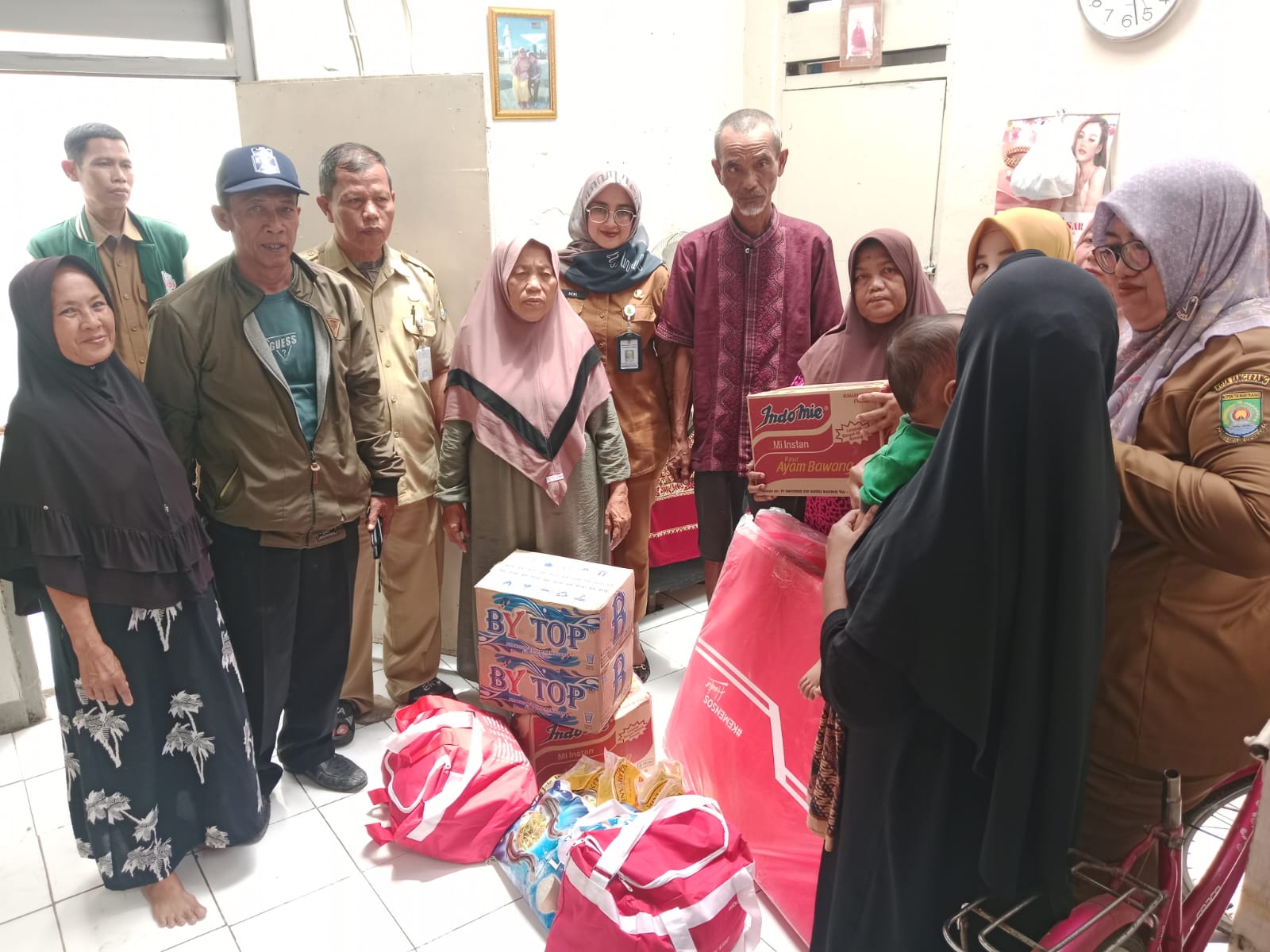 dinsos-kota-tangerang-salurkan-bantuan-ke-rumah-warga-di-kelurahan-belendung