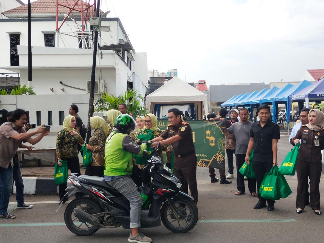 ramadan-bulan-penuh-berkah-kejaksaan-negeri-kota-tangerang-berbagi-takjil-untuk-warga