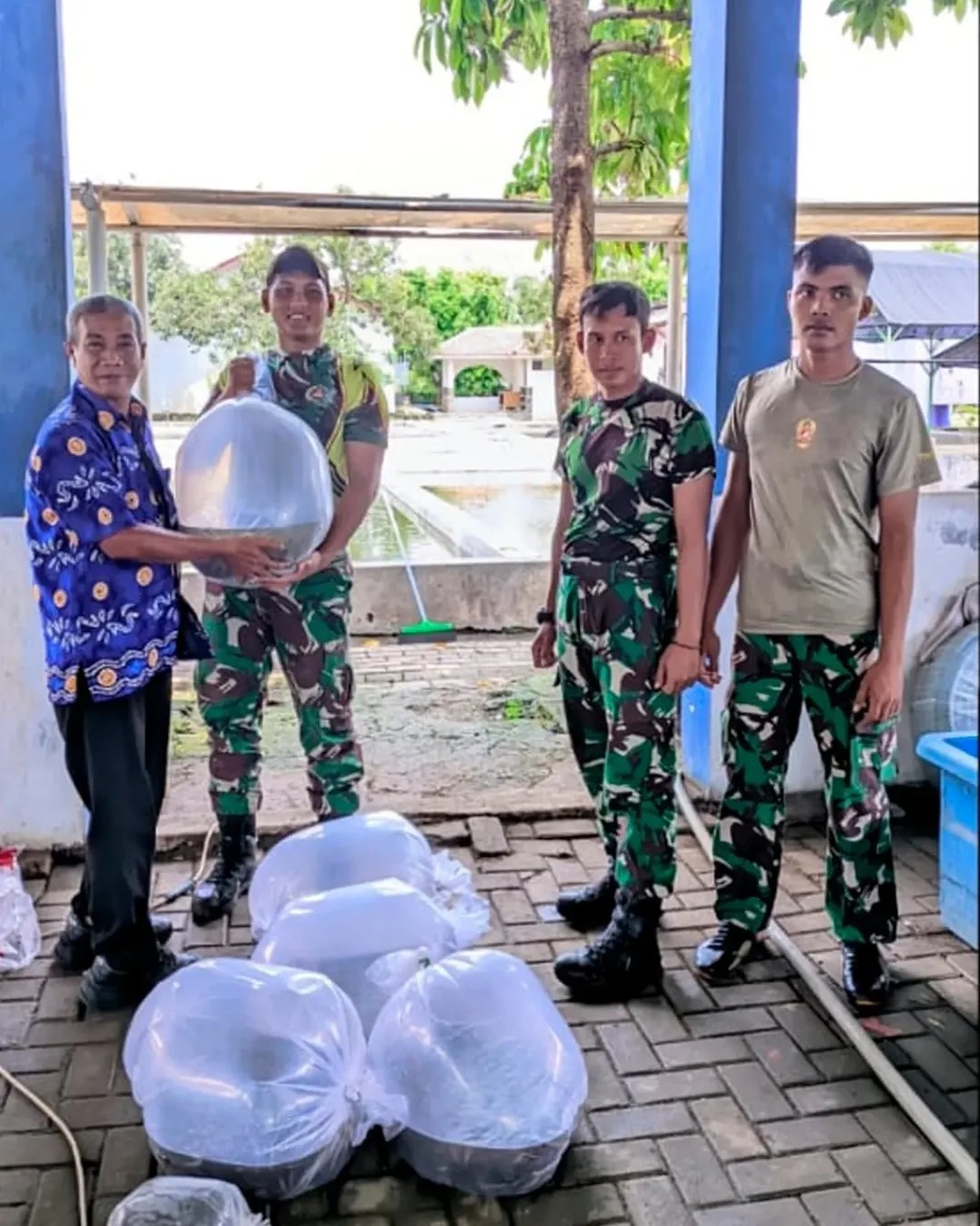 sinergi-untuk-ketahanan-pangan-pemkot-tangerang-serahkan-5-000-bibit-lele-ke-yonif-mekanis-203-arya-kemuning-jatake