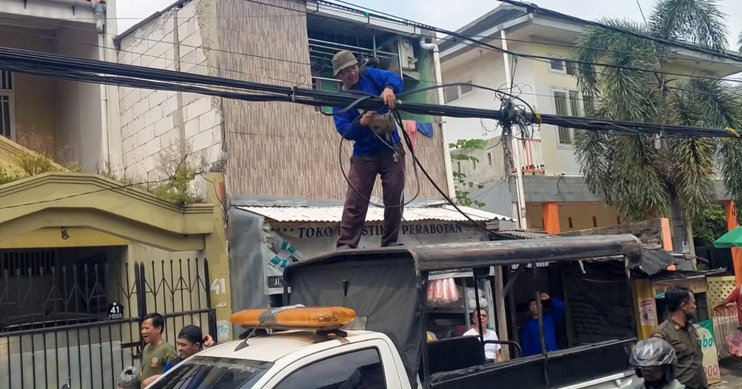 kecamatan-ciledug-kota-tangerang-tertibkan-kabel-menjuntai-di-jalur-pemukiman