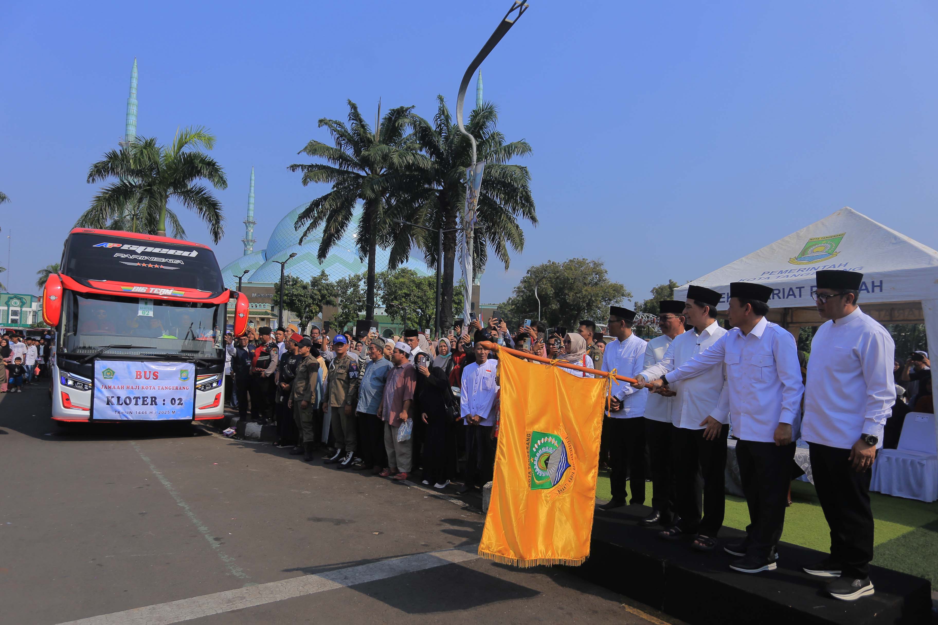 wali-dan-wakil-wali-kota-dampingi-wagub-lepas-393-calhaj-kota-tangerang