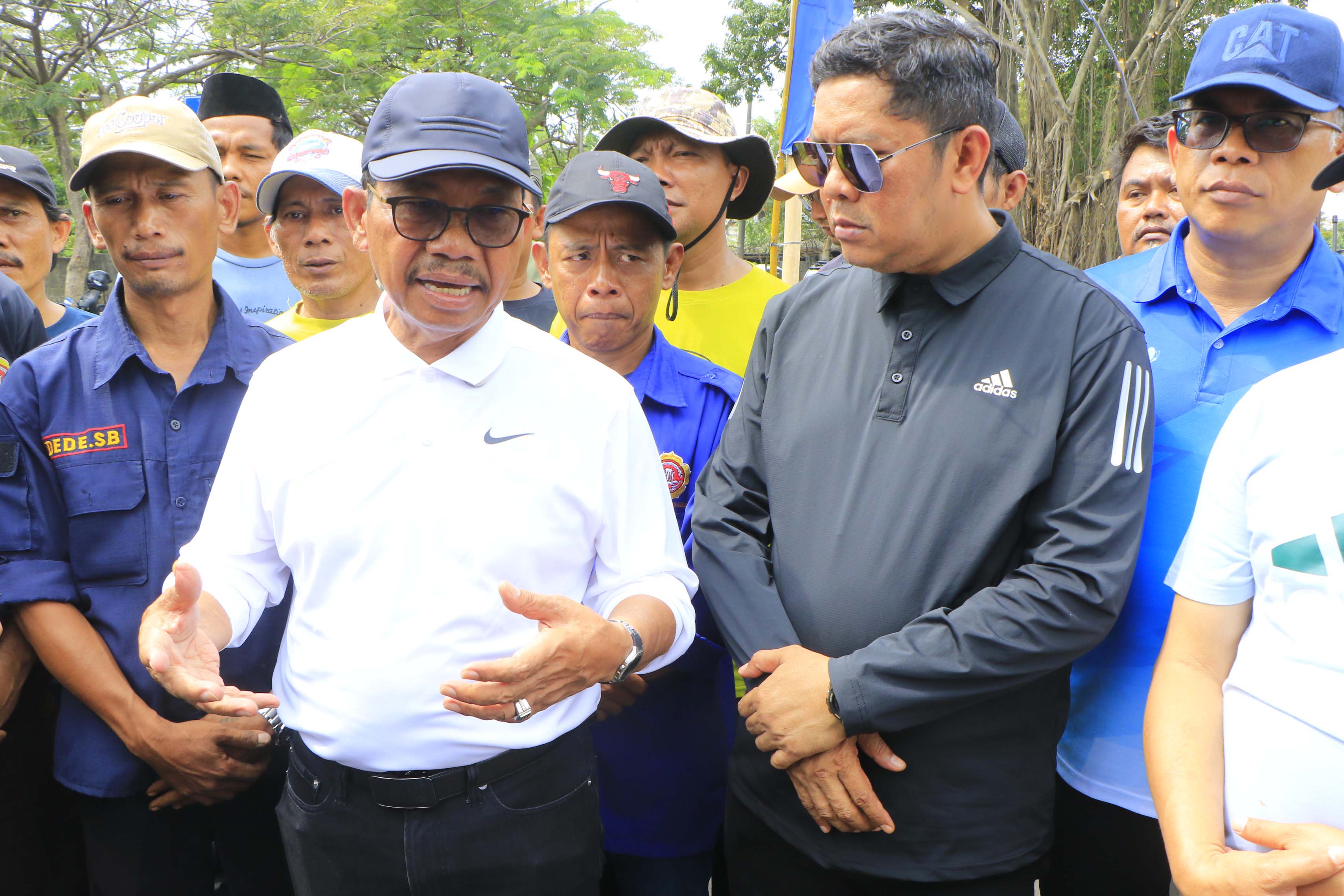 sachrudin-maryono-kompak-bareng-warga-gotong-royong-bersihkan-kali-sipon