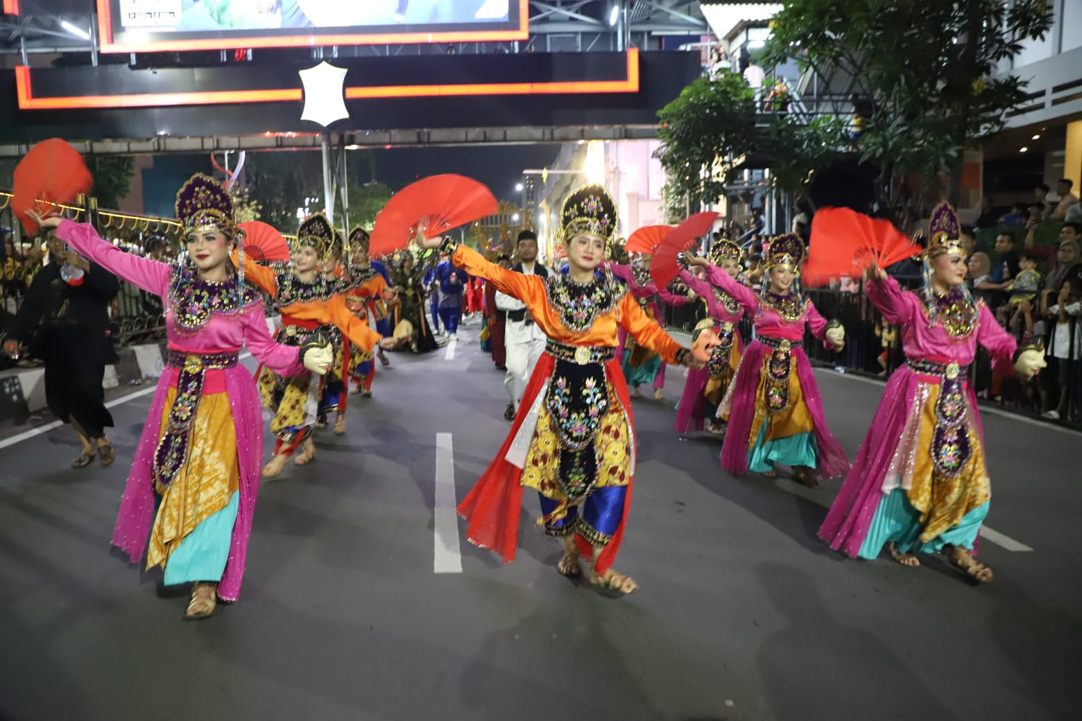 budaya-kota-tangerang-sukses-jadi-pusat-perhatian-di-karnaval-budaya-munas-vii-apeksi-2025