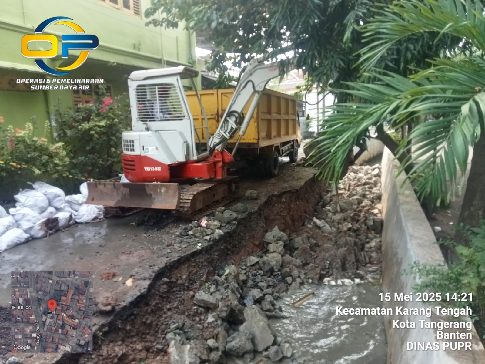 terjunkan-alat-berat-pemkot-tangerang-rehabilitasi-sementara-turap-jebol-di-kali-gili-karang-tengah