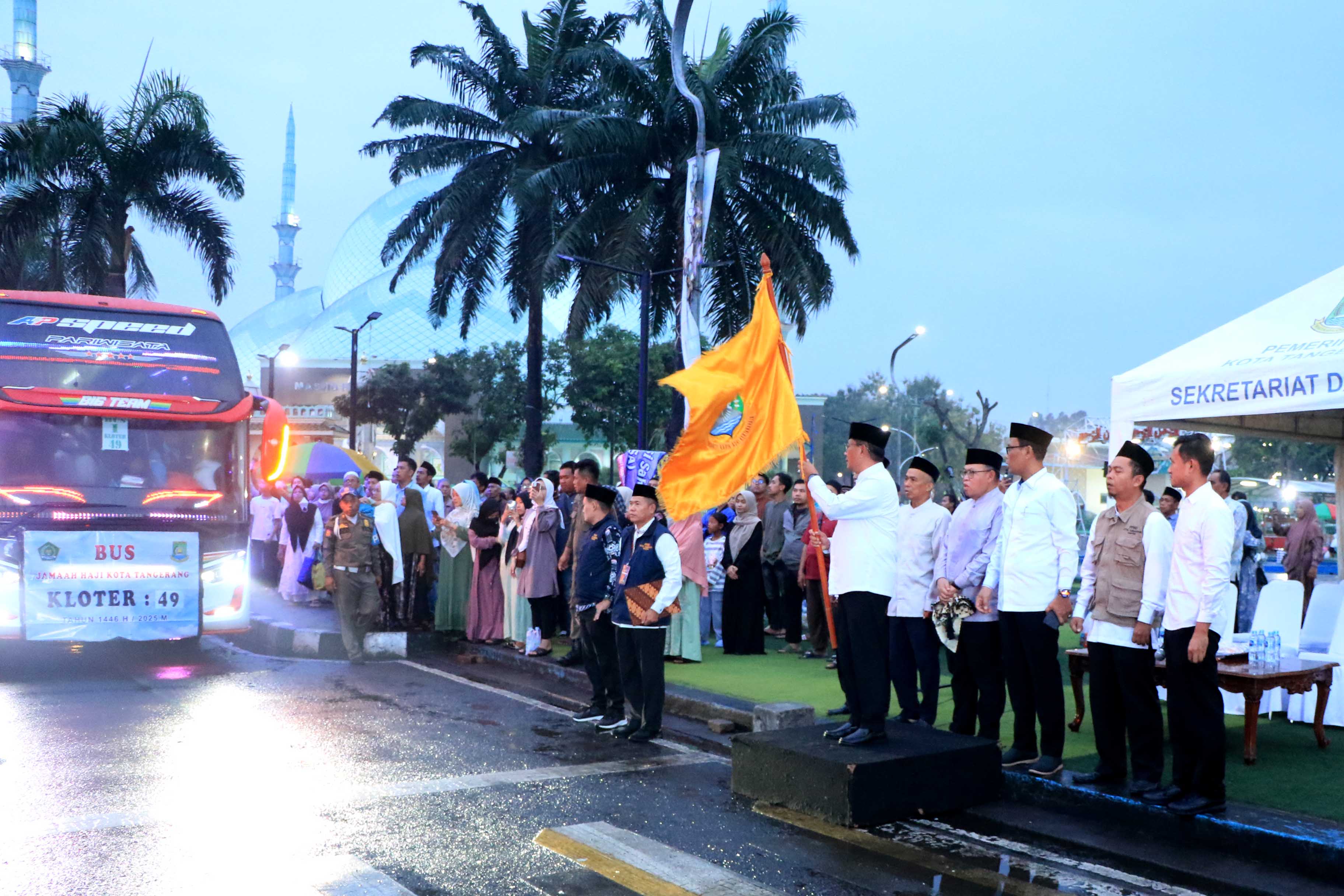 lepas-210-calon-jemaah-haji-sekda-jaga-kebersamaan-dan-kesehatan