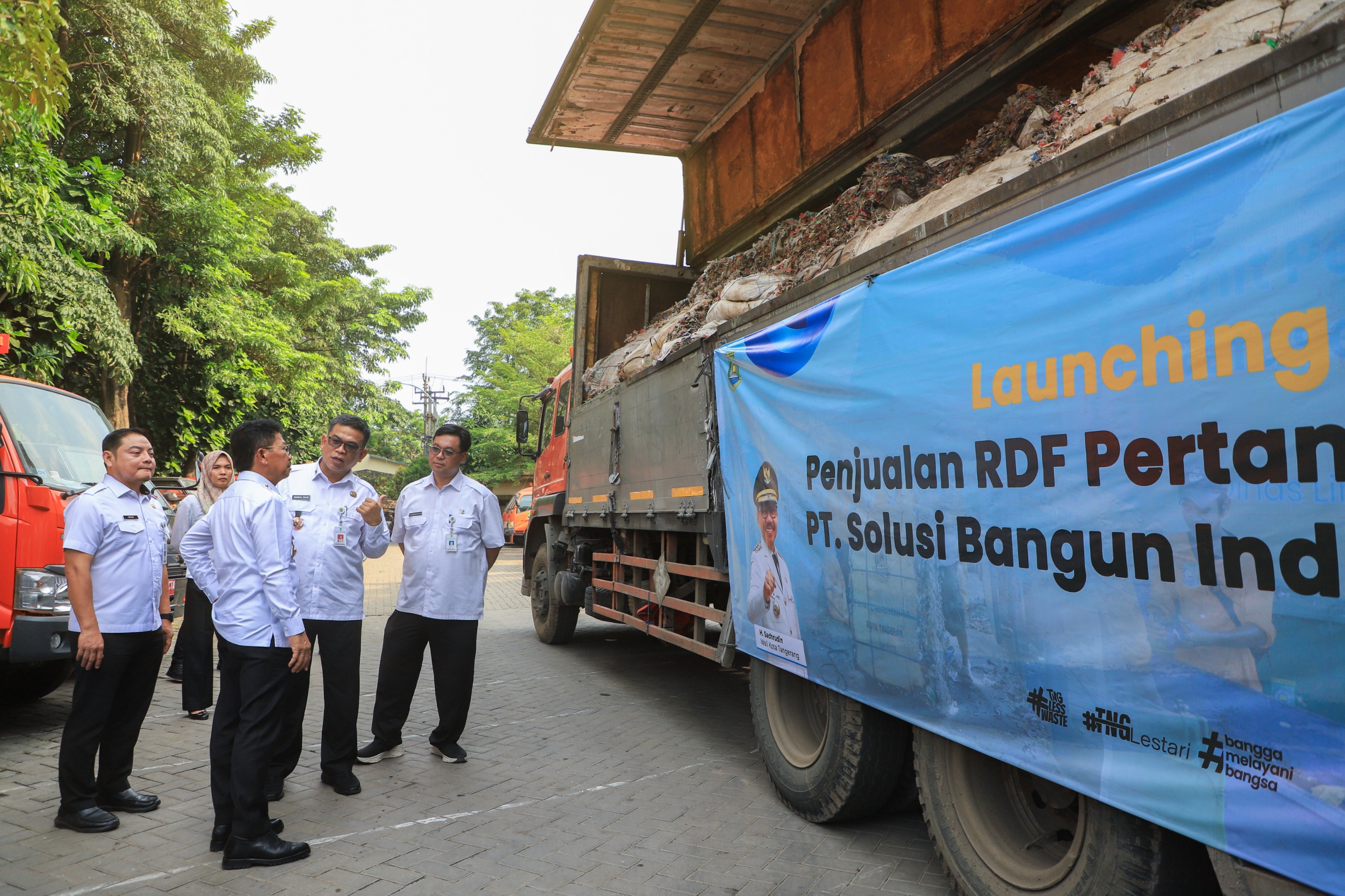 32-ton-rdf-tahap-pertama-dikirim-pemkot-tangerang-ke-pt-sbi