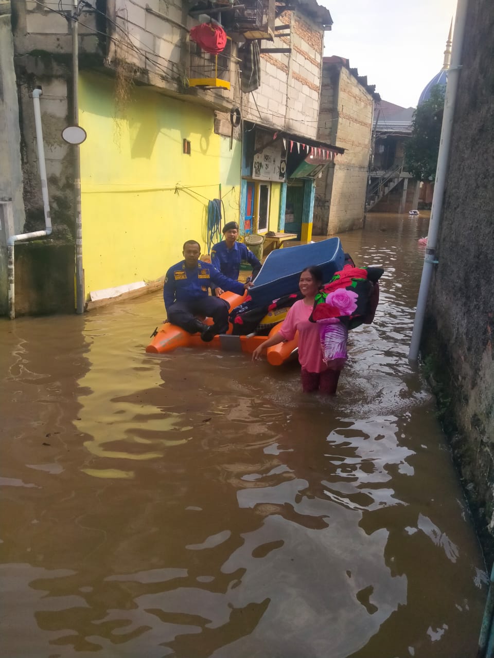 kali-angke-meluap-bpbd-kota-tangerang-sigap-bantu-warga-candulan-mengungsi