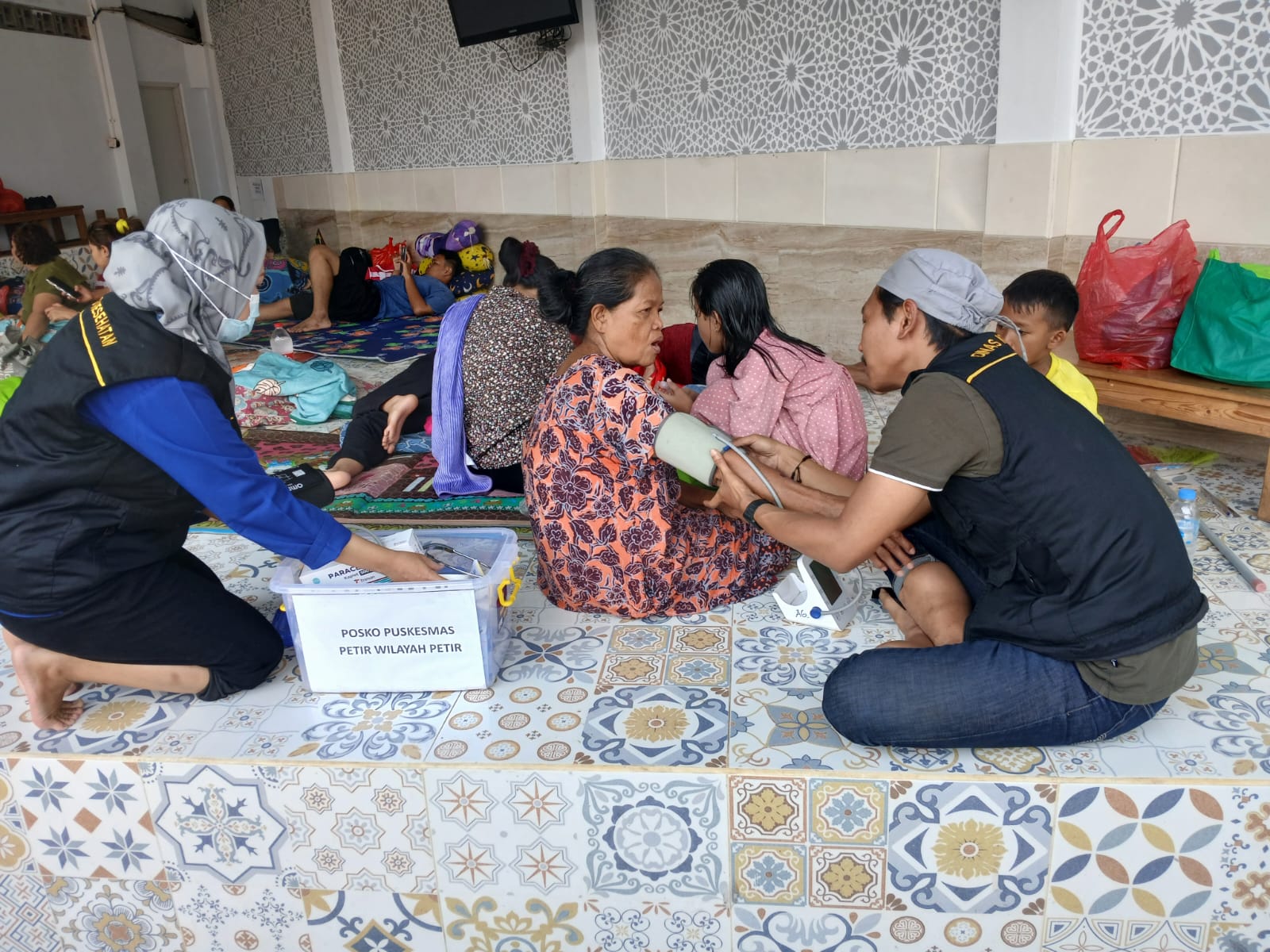 dinkes-kota-tangerang-periksa-kesehatan-warga-terdampak-banjir-di-candulan