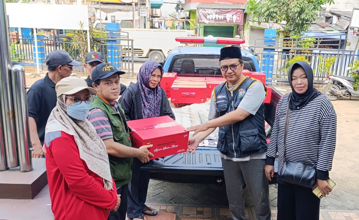 dinsos-kota-tangerang-salurkan-bantuan-permakanan-untuk-korban-banjir-di-candulan
