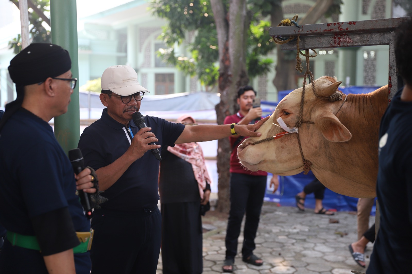 masjid-raya-al-a-zhom-kota-tangerang-distribusikan-5-000-paket-daging-ke-masyarakat