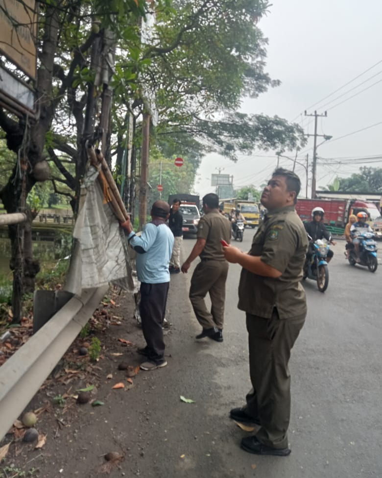 trantib-kecamatan-neglasari-kota-tangerang-gelar-operasi-spanduk-komersil-tanpa-izin