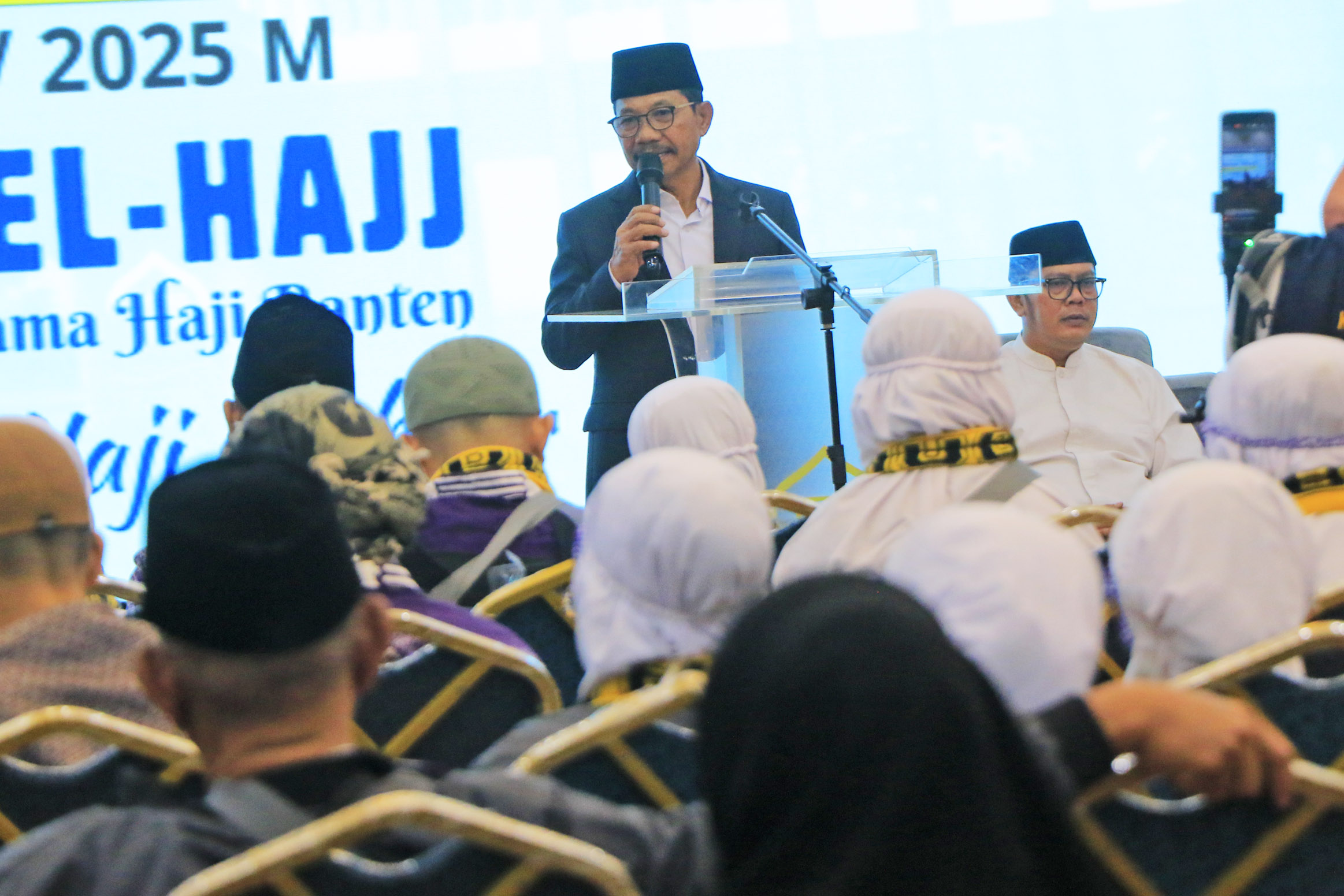 penuh-rasa-syukur-sachrudin-sambut-kepulangan-perdana-391-jemaah-haji-kota-tangerang-dari-tanah-suci