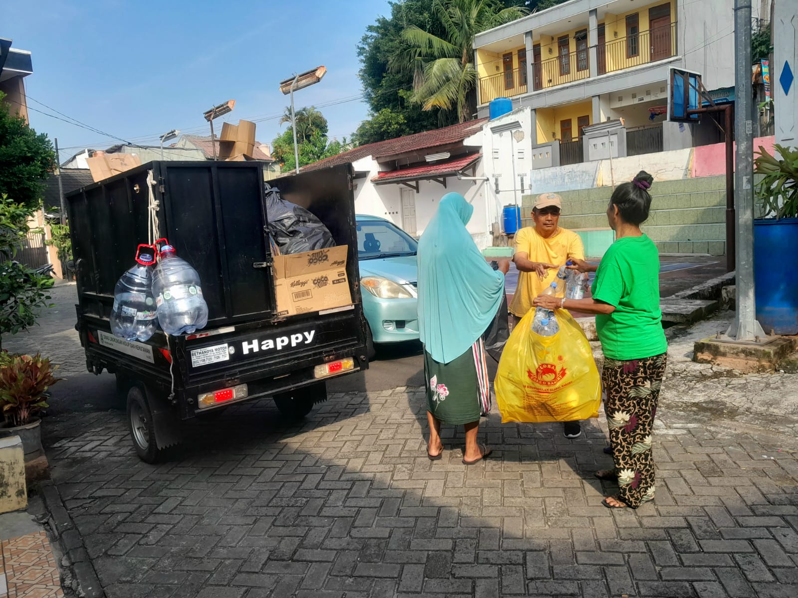 kim-tajur-kota-tangerang-konsisten-lakukan-rutinitas-bank-sampah-bersama-warga-rw-08