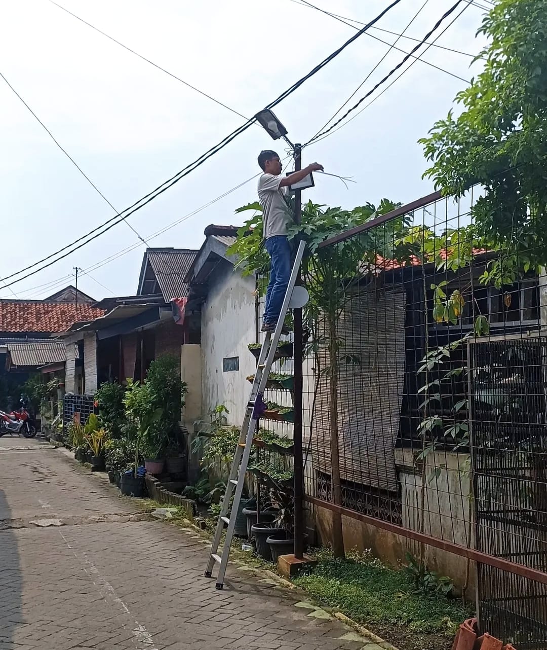 warga-kampung-talas-kota-tangerang-swadaya-tambah-penerangan-di-fasilitas-umum
