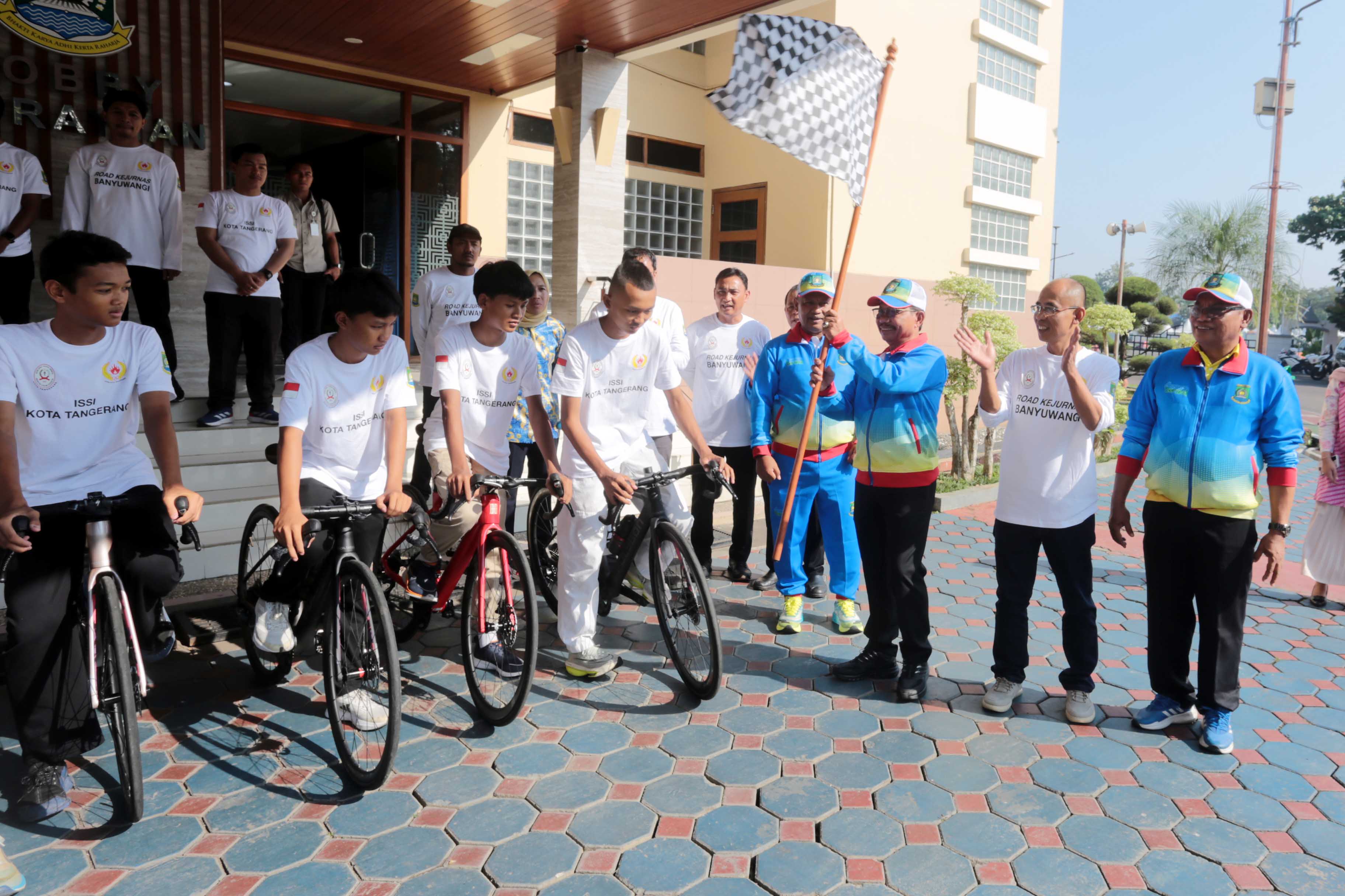 wali-kota-tangerang-lepas-tujuh-atlet-balap-sepeda-ke-kejurnas-2025-di-banyuwangi-bawa-semangat-juang-dan-sportivitas