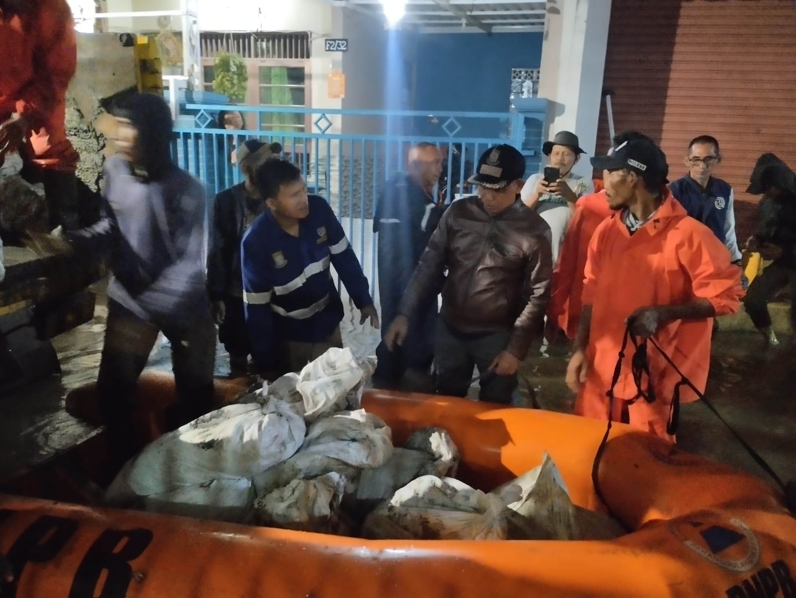 400-karung-kisdam-disiapkan-pemkot-tangerang-lakukan-penanganan-responsif-tanggul-jebol-di-cibodas