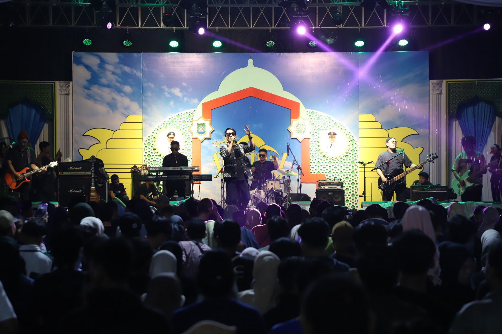 hijau-daun-sukses-hibur-pengunjung-festival-al-a-zhom-2025-di-tengah-guyuran-hujan