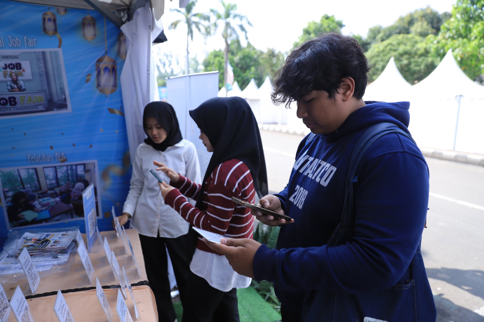 17-412-pencaker-telah-manfaatkan-job-fair-di-festival-al-a-zhom-kota-tangerang-tahun-2025