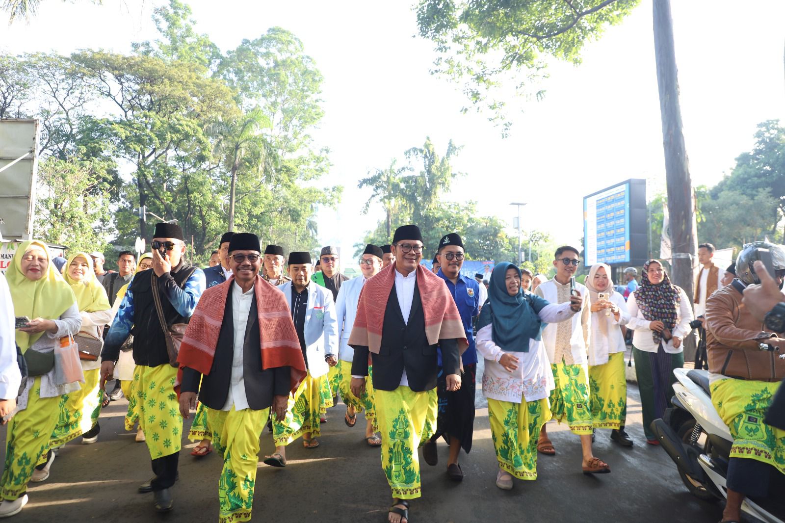 ribuan-warga-meriahkan-jalan-sarungan-festival-al-a-zhom-2025-kota-tangerang