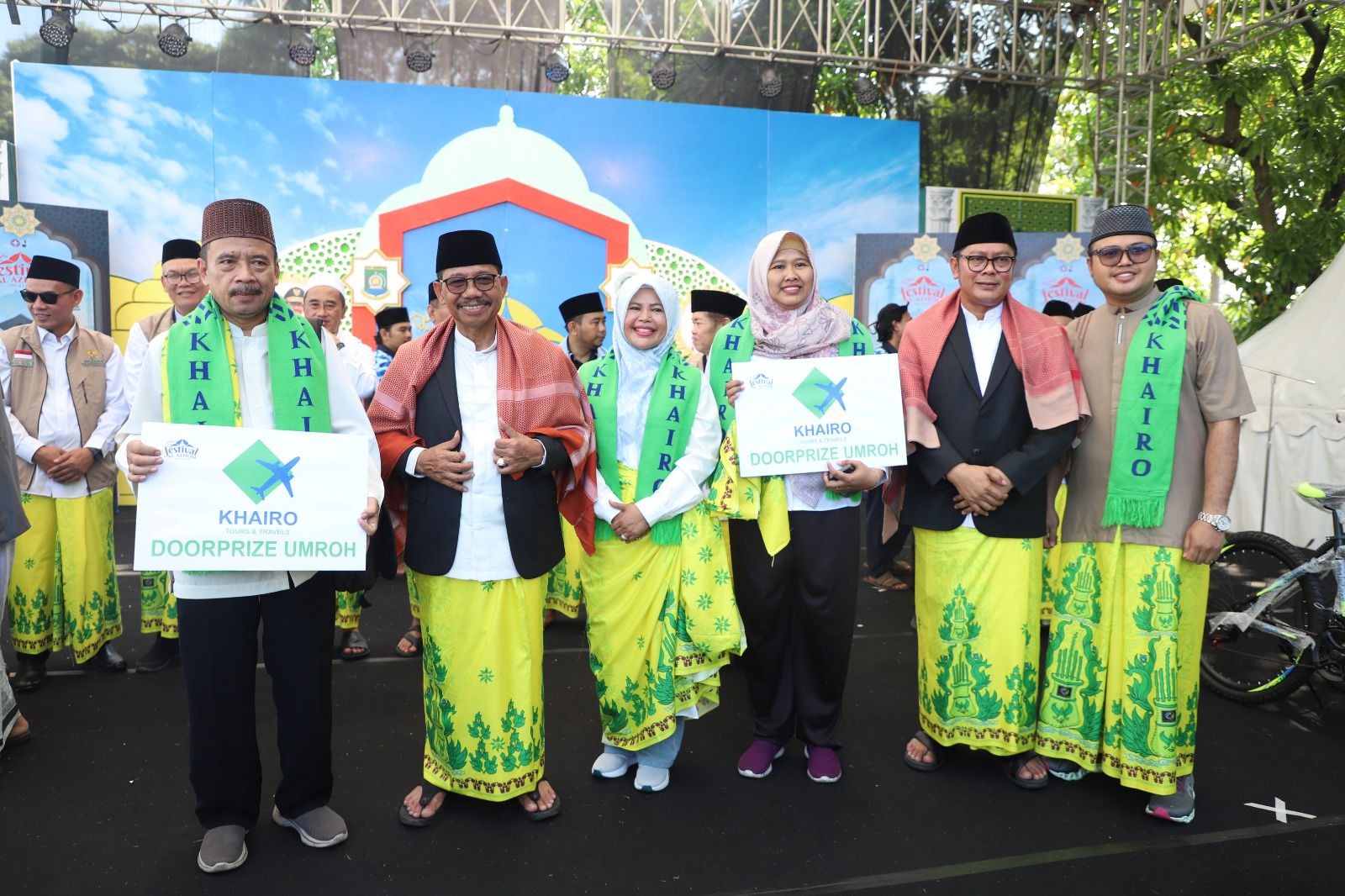 wali-kota-tangerang-sachrudin-bagi-bagi-umrah-gratis-di-hari-terakhir-festival-al-a-zhom-2025