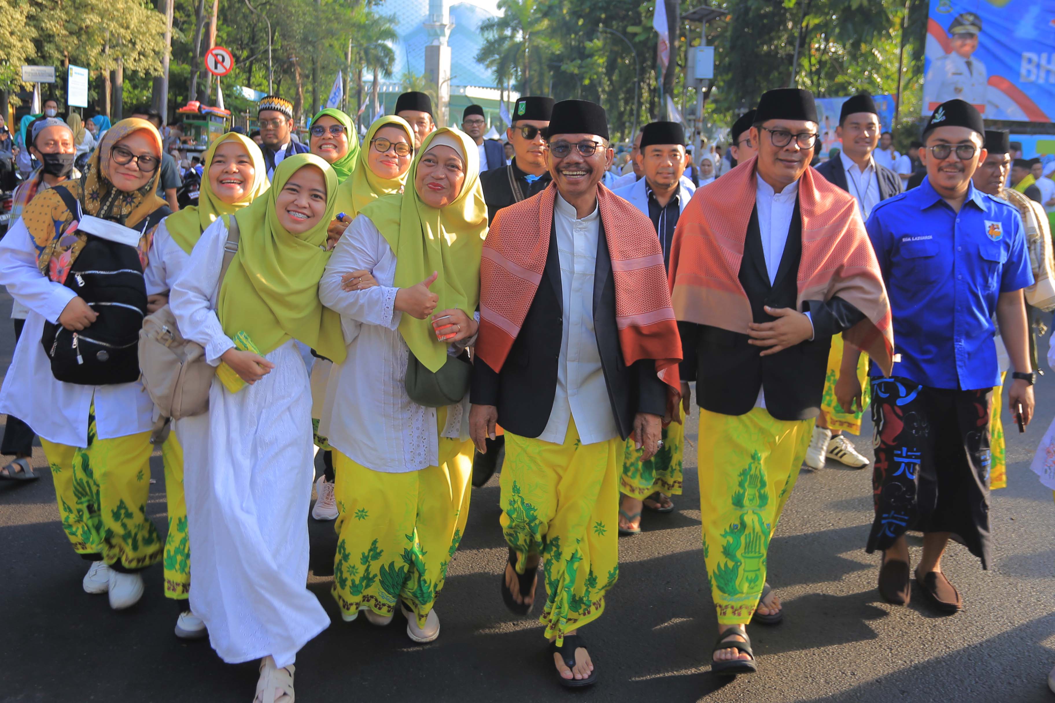 tutup-festival-al-a-zhom-wali-dan-wakil-wali-kota-subuh-berjamaah-santunan-anak-yatim-dan-jalan-sarungan-bareng-warga