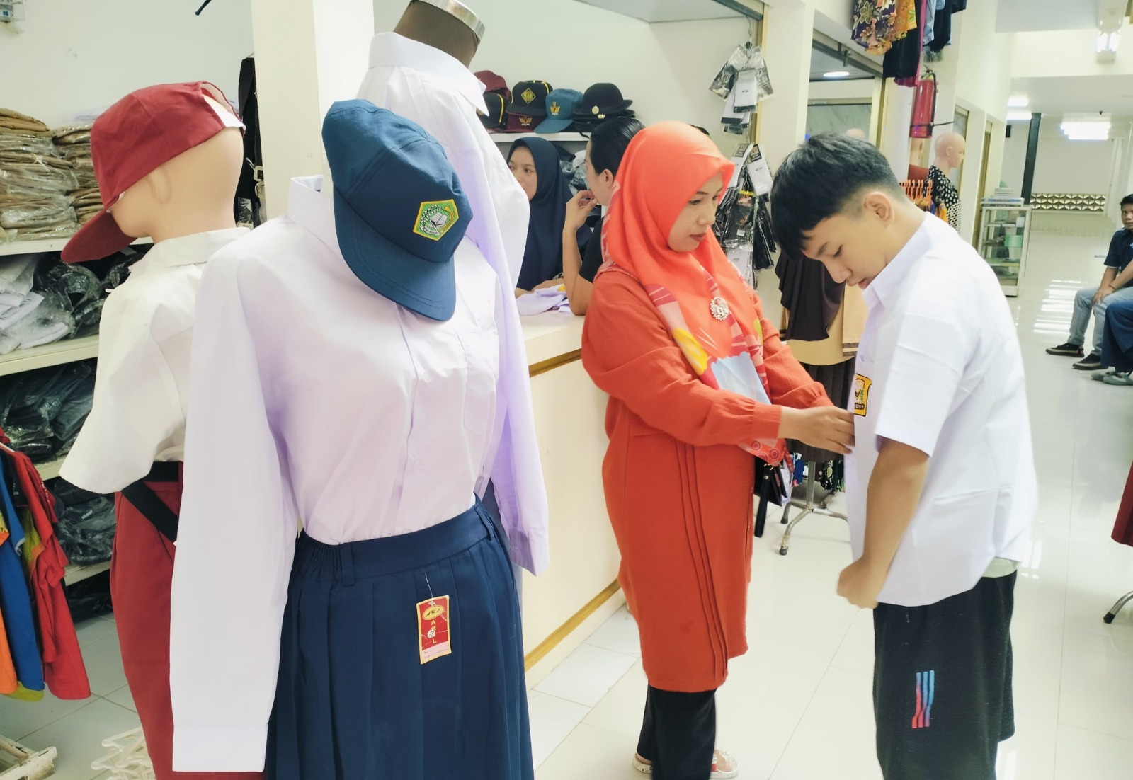 jelang-tahun-ajaran-baru-pasar-anyar-tangerang-diserbu-masyarakat-berburu-seragam-sekolah
