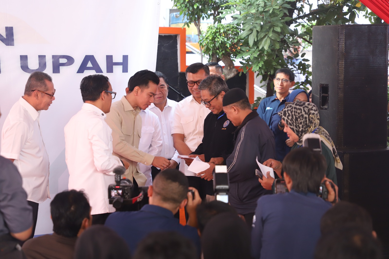 wakil-presiden-gibran-dan-wamenaker-distribusikan-bantuan-subsidi-upah-sasar-200-ribu-tenaga-kerja-di-wilayah-tangerang