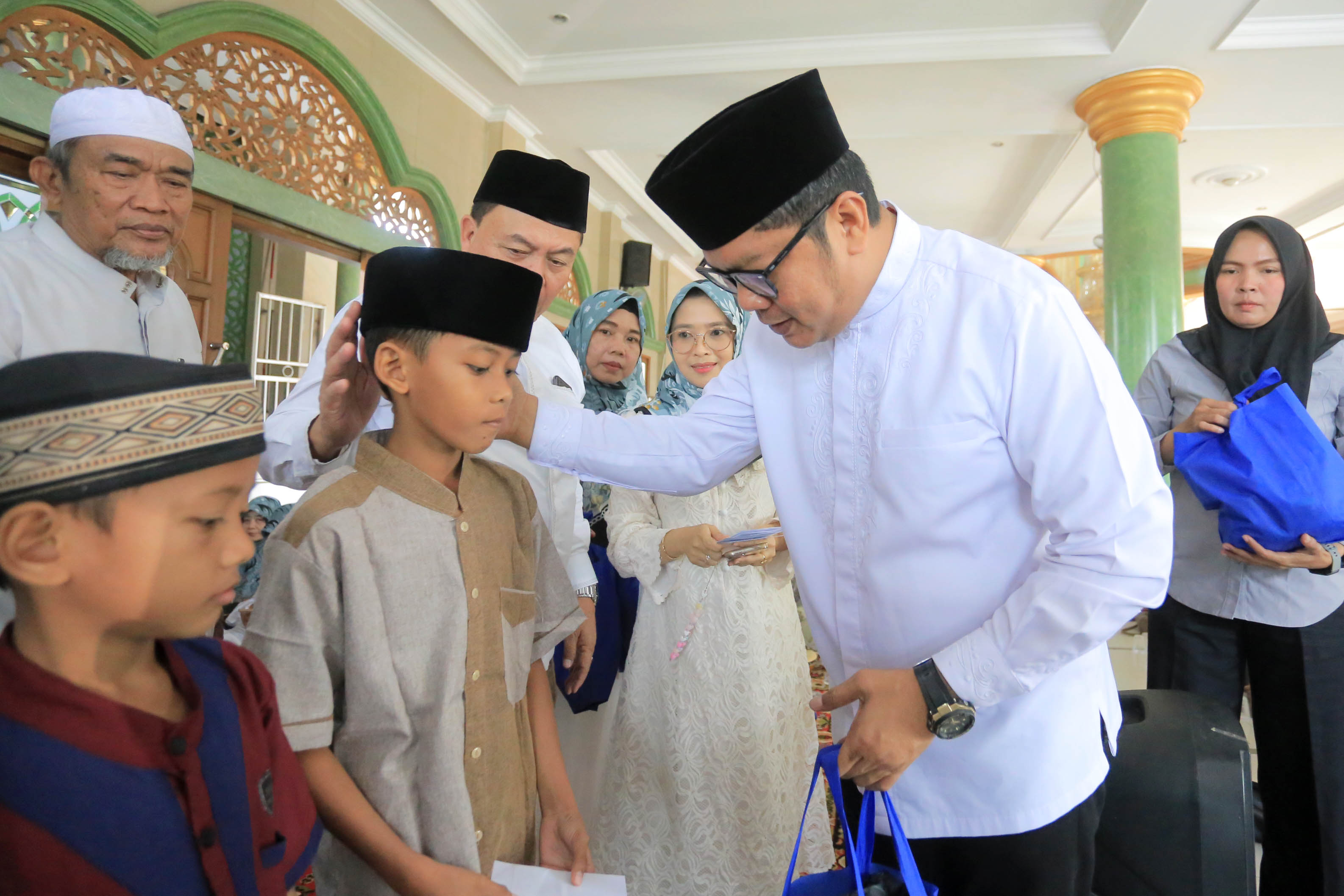 wakil-wali-kota-hadiri-pengajian-dan-santunan-yatim-duafa-masjid-harus-jadi-pusat-pemberdayaan-umat
