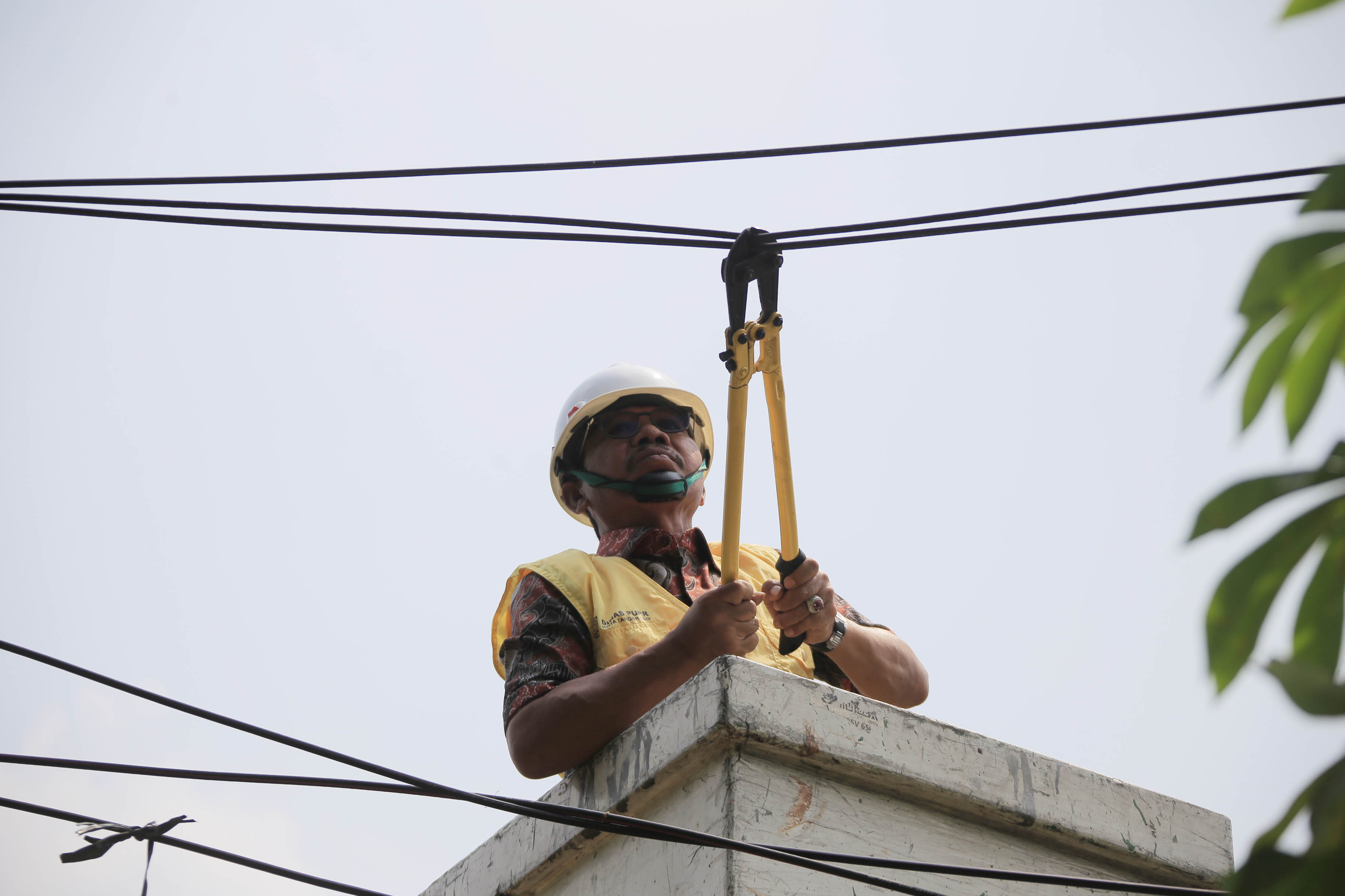 sachrudin-respon-keluhan-warga-tata-kabel-semrawut-dan-perkuat-turap