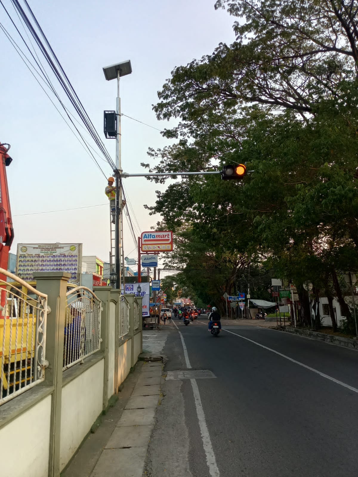 IMG-inovasi-infrastruktur-lalu-lintas-dishub-kota-tangerang-pasang-warning-light-tenaga-surya